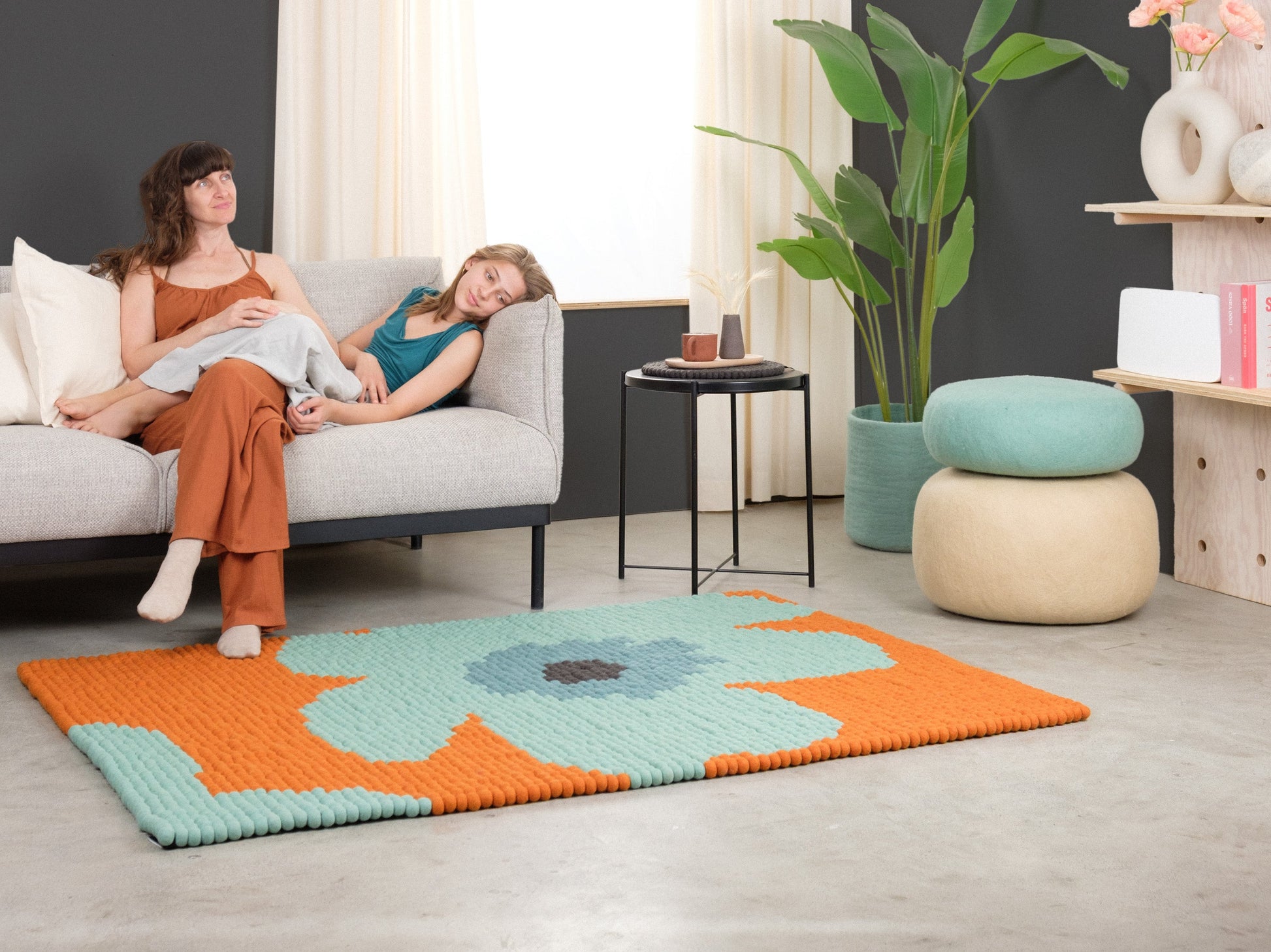 myfelt Anny Filzkugelteppich Grau, Blau, Rot aus Schurwolle – Bild 5