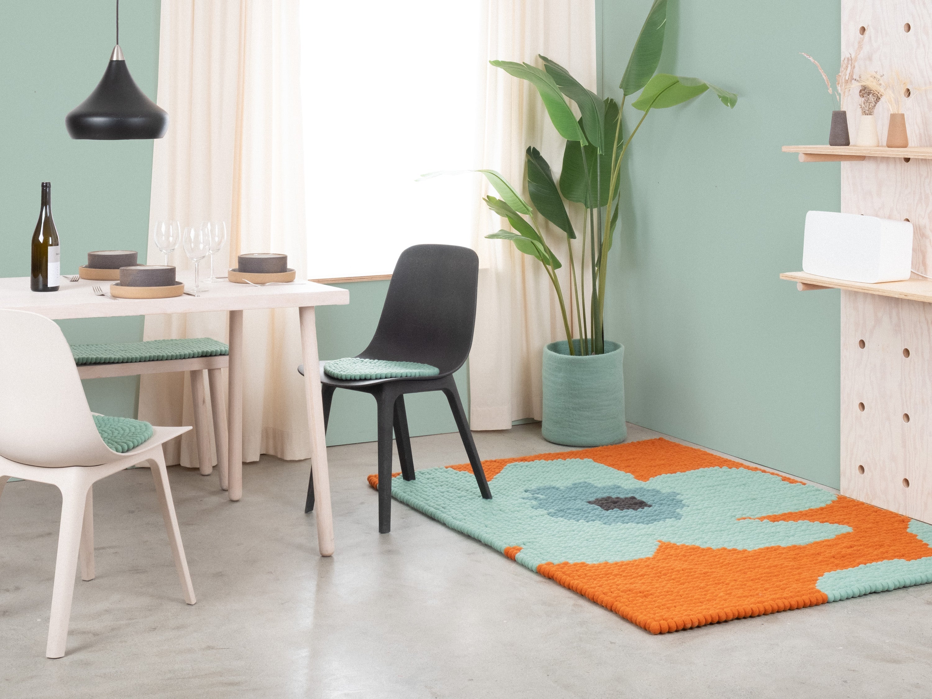 myfelt Anny Filzkugelteppich Grau, Blau, Rot aus Schurwolle – Bild 6
