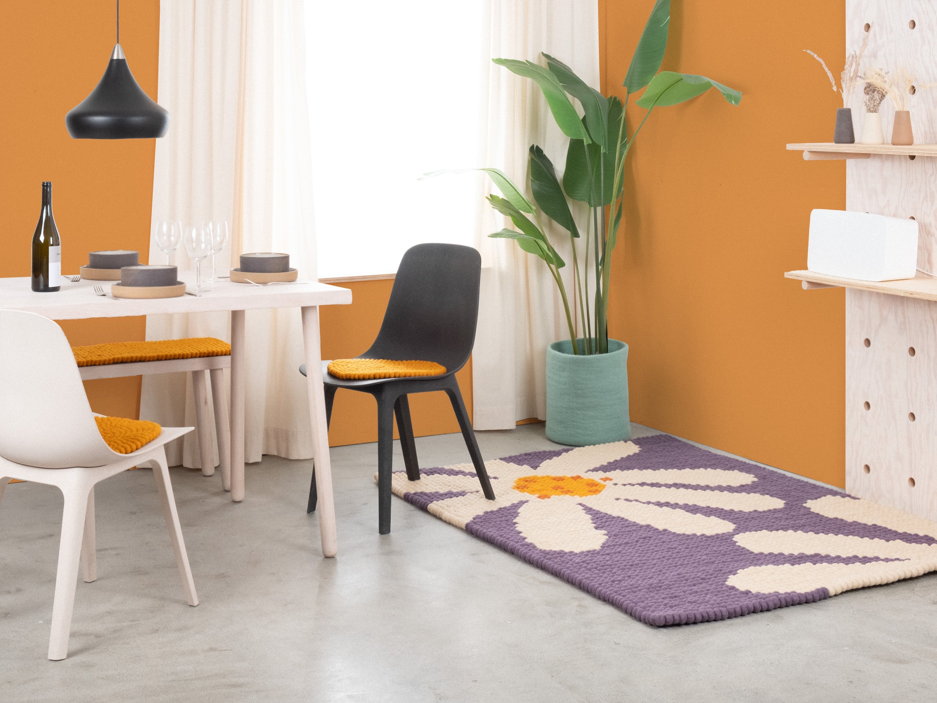 myfelt Daisy Filzkugelteppich aus Schurwolle – Bild 2