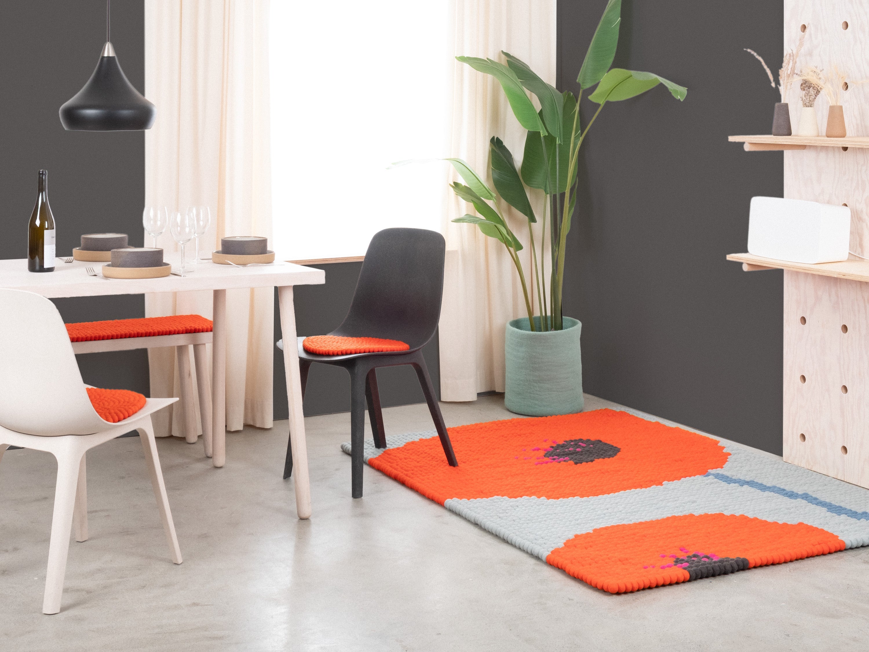 myfelt Poppy Filzkugelteppich Rot aus Schurwolle – Bild 5