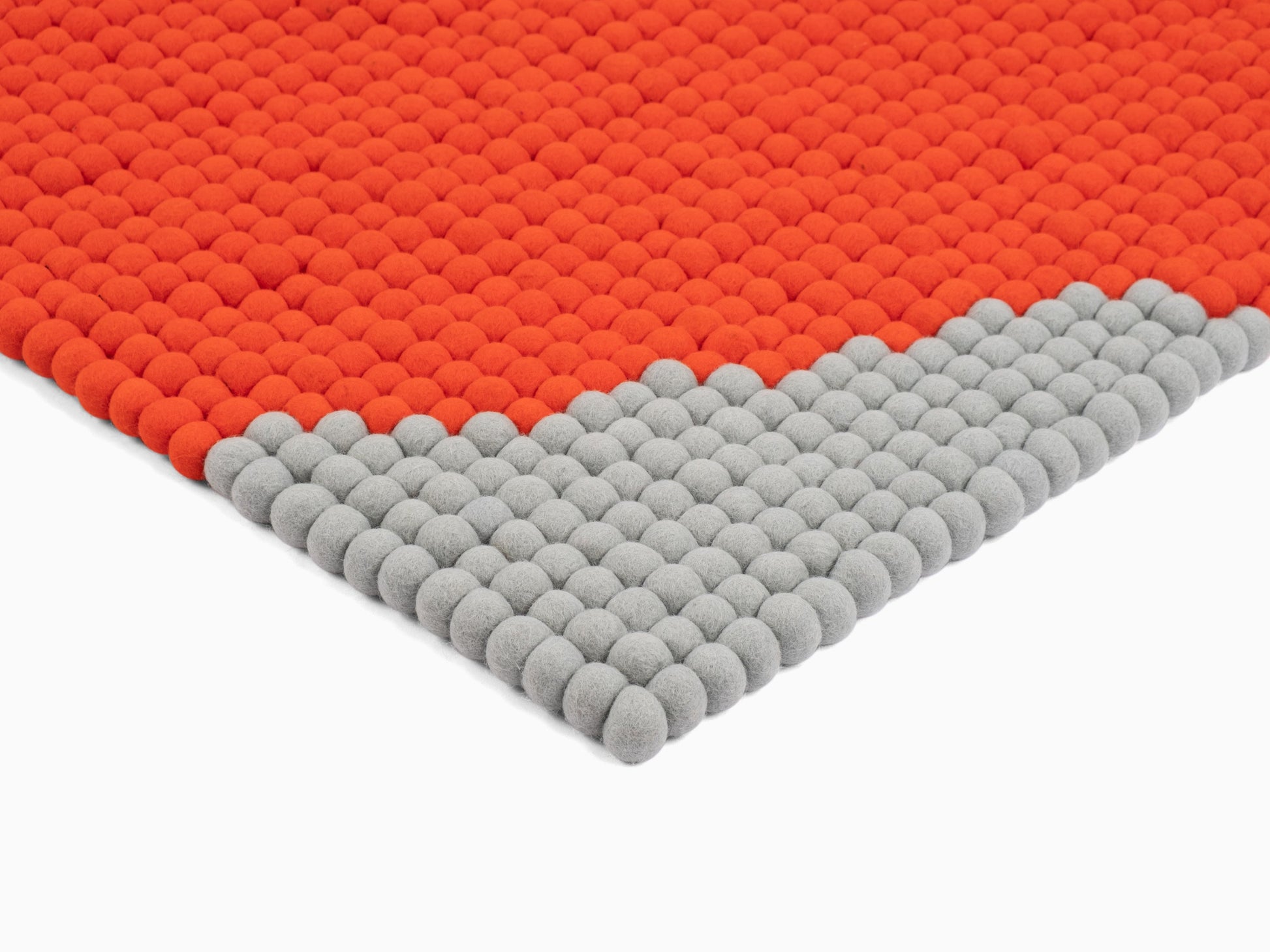 myfelt Poppy Filzkugelteppich Rot aus Schurwolle – Bild 8