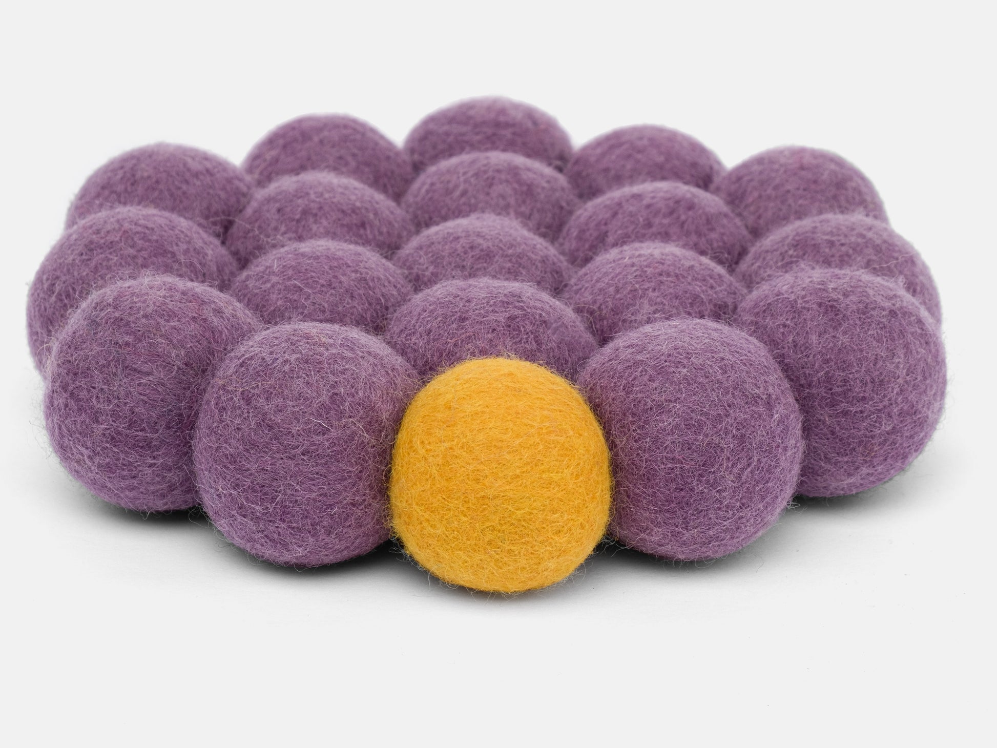 myfelt Frida Big One Untersetzer Lila aus Schurwolle – Bild 2