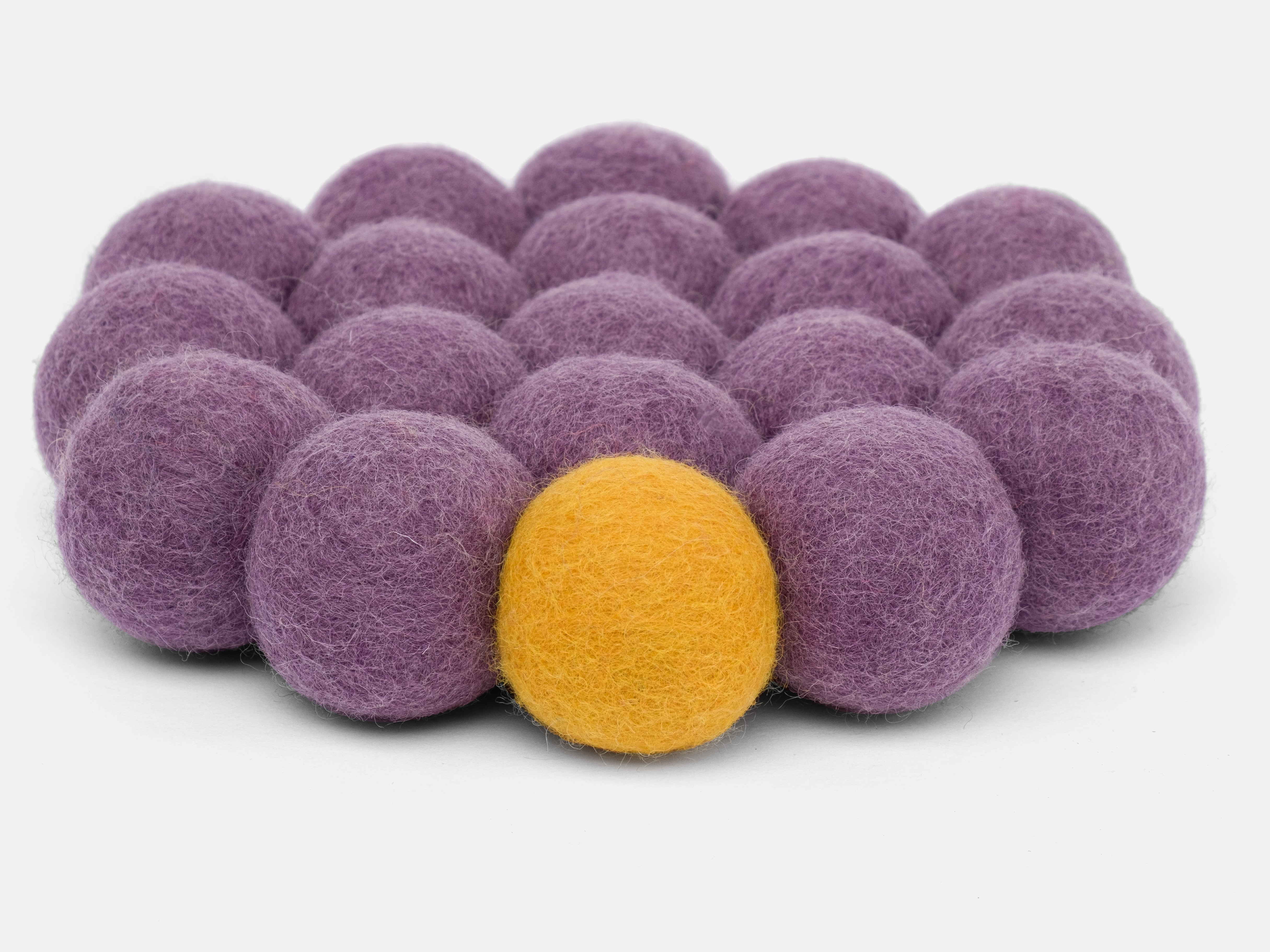myfelt Frida Big One Untersetzer Lila aus Schurwolle – Bild 2