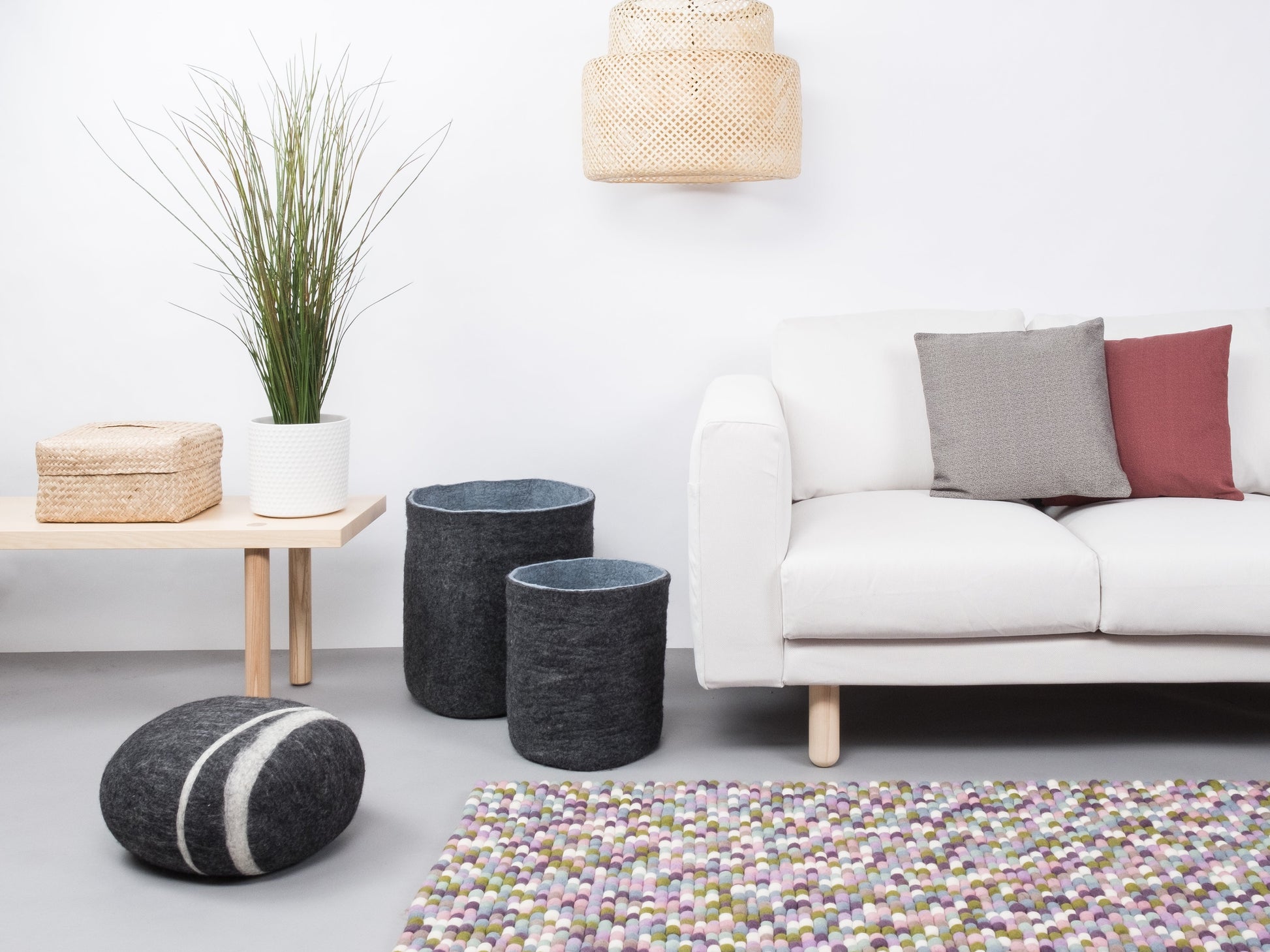 myfelt Greta Filzkugelteppich Grün aus Schurwolle – Bild 2