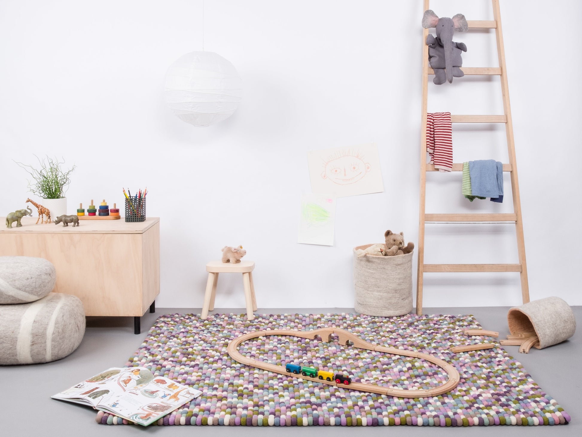 myfelt Greta Filzkugelteppich Grün aus Schurwolle – Bild 5