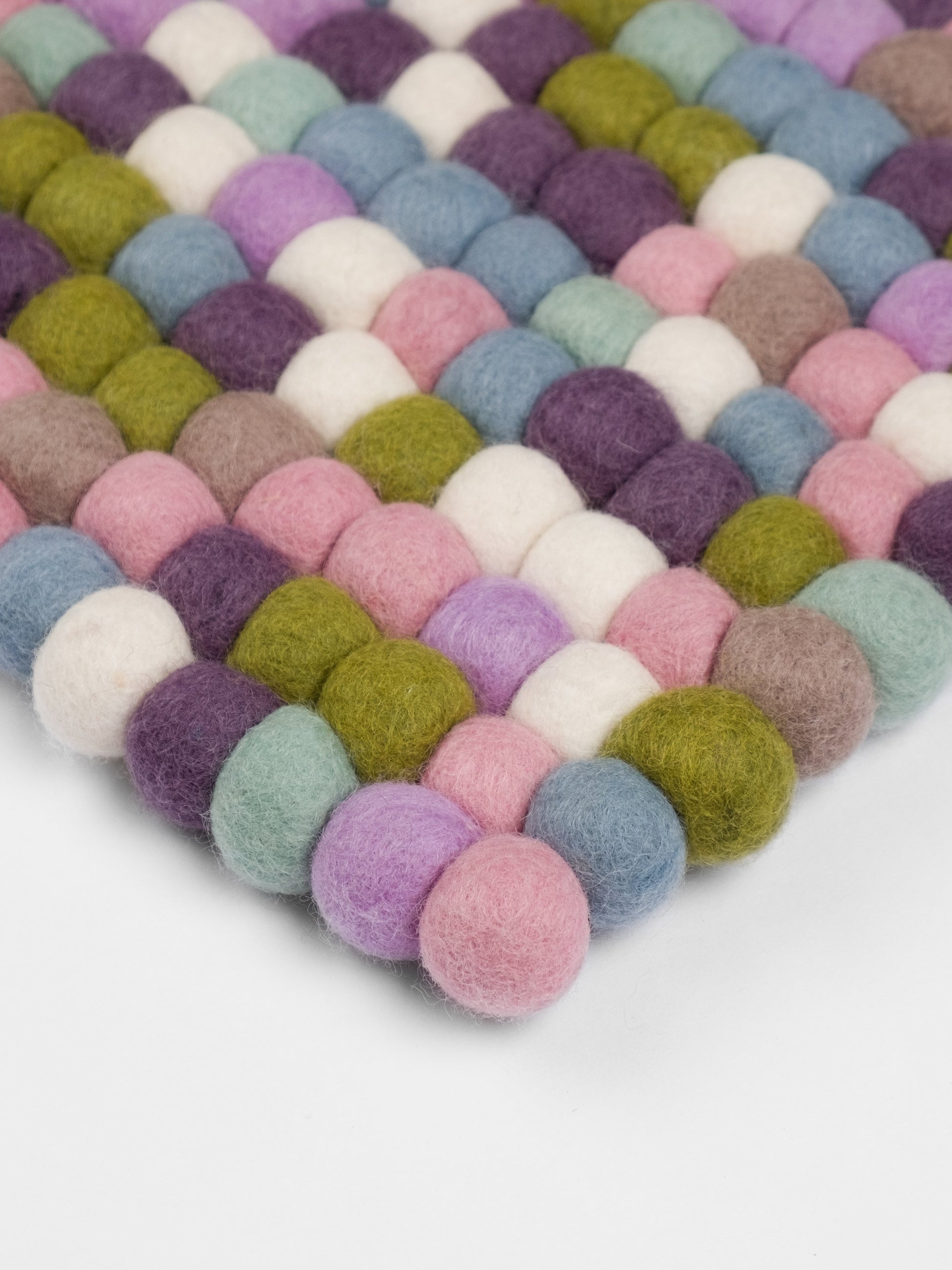 myfelt Greta Filzkugelteppich Grün aus Schurwolle – Bild 8