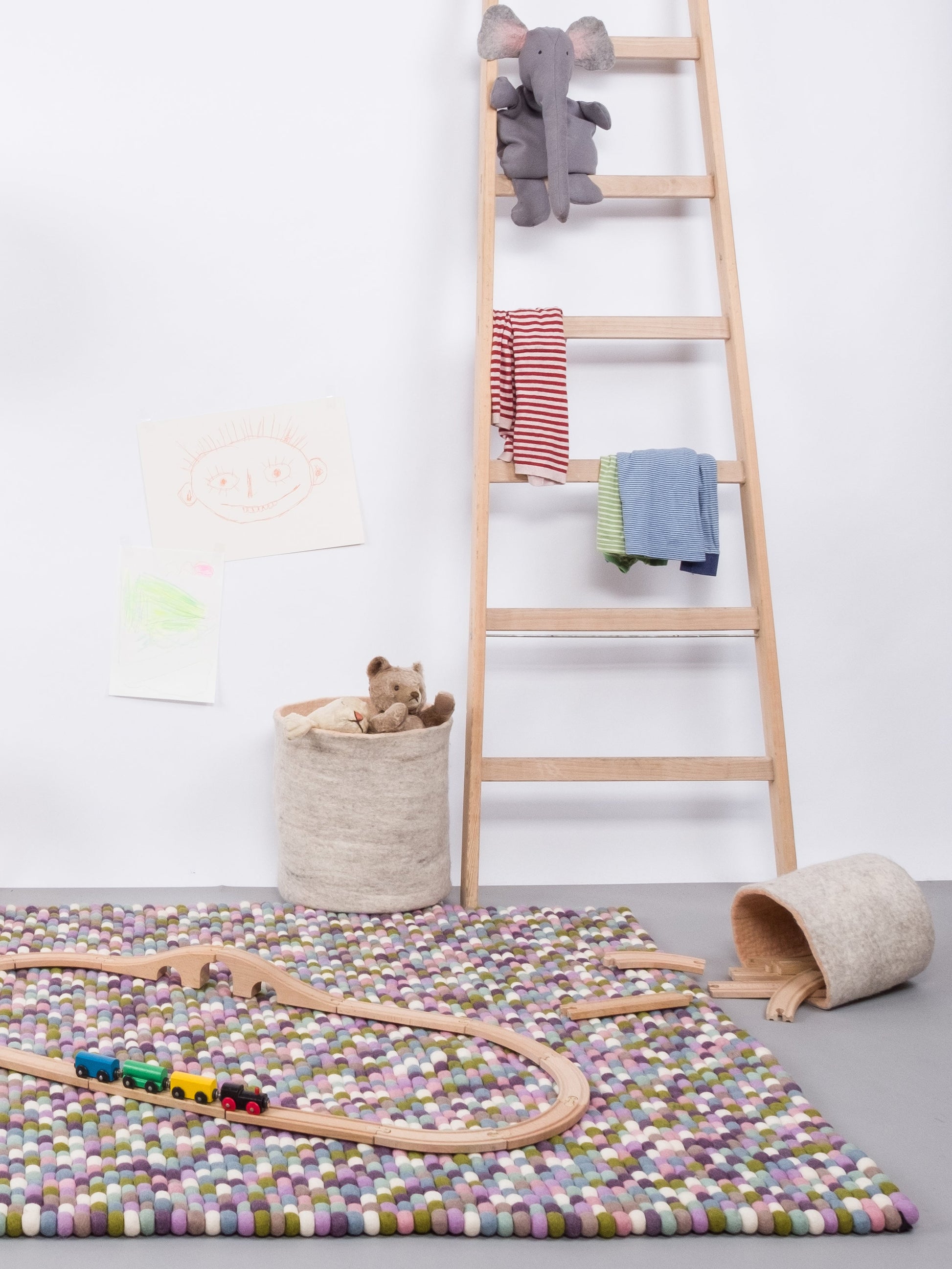 myfelt Greta Filzkugelteppich Grün aus Schurwolle – Bild 6
