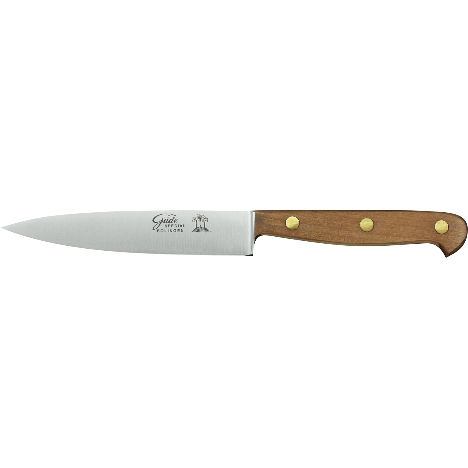 Ein Bild aus dem Taiga Store von taiga.green. Ein Küchenmesser aus rostfreiem Stahl mit spitzer Klinge und einem Holzgriff, der mit drei Messingnieten befestigt ist, dargestellt vor einem schlichten Hintergrund. Jetzt bestellen im Eco Shop von www.taiga.green. Hier nachhaltig einkaufen mit dem Taiga Eco Rating