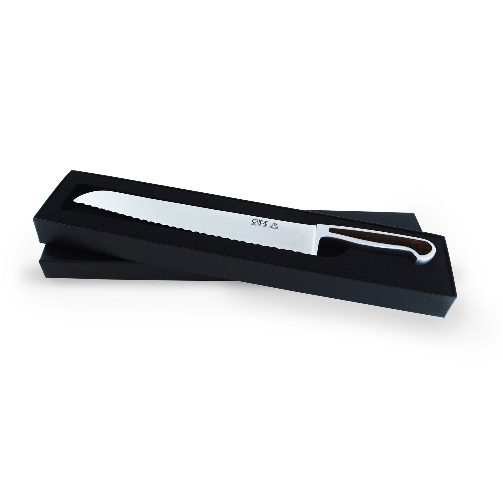 Ein Bild aus dem Taiga Store von taiga.green. Ein Brotmesser mit einer langen, gezackten Klinge aus rostfreiem Stahl und einem schwarz-braunen Griff, isoliert auf einem weißen Hintergrund. Jetzt bestellen im Eco Shop von www.taiga.green. Hier nachhaltig einkaufen mit dem Taiga Eco Rating
