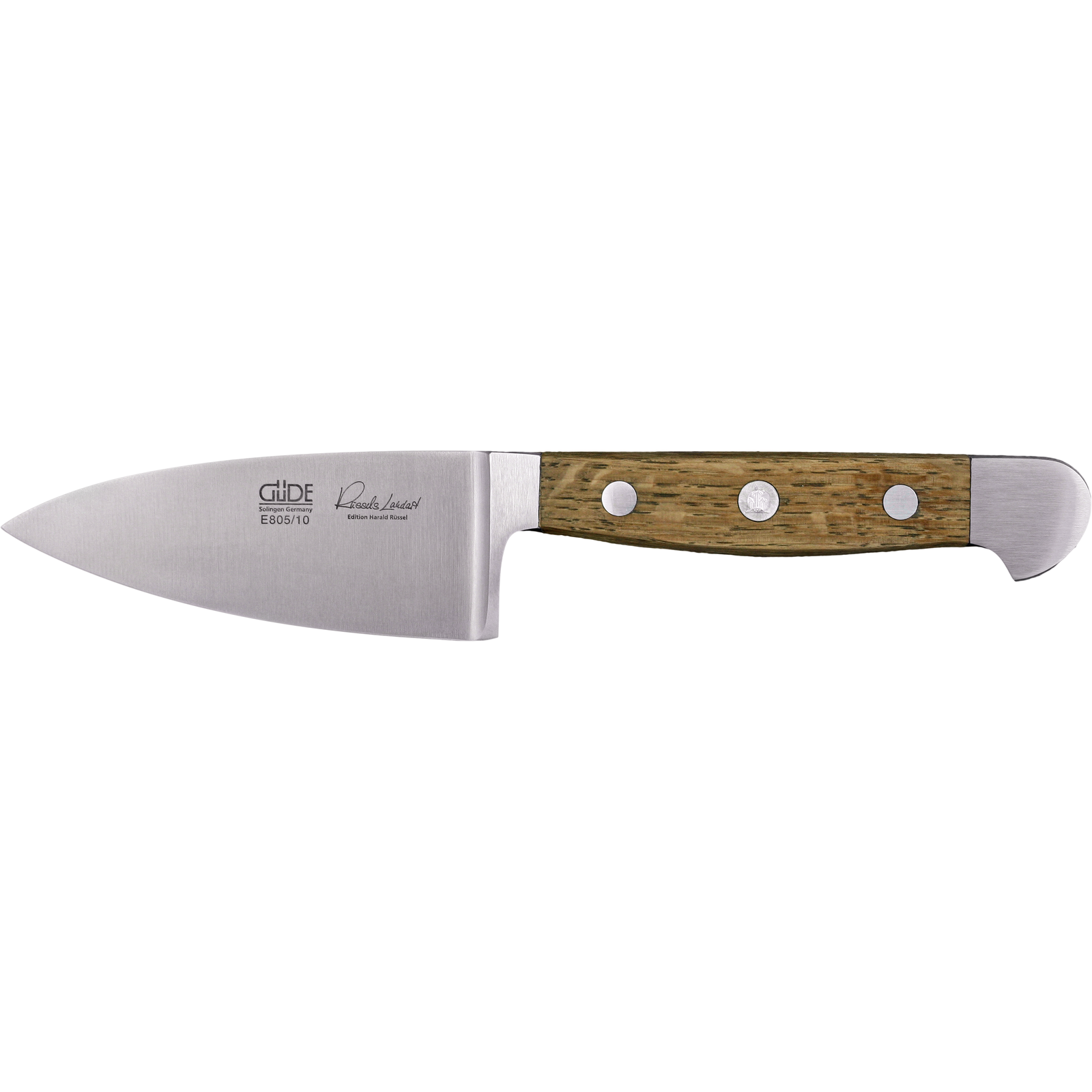 Ein Bild aus dem Taiga Store von taiga.green. Ein Kochmesser mit einer breiten Klinge aus rostfreiem Stahl, einer scharfen Spitze und einem Holzgriff, der mit drei Metallnieten befestigt ist, horizontal vor einem weißen Hintergrund. Jetzt bestellen im Eco Shop von www.taiga.green. Hier nachhaltig einkaufen mit dem Taiga Eco Rating