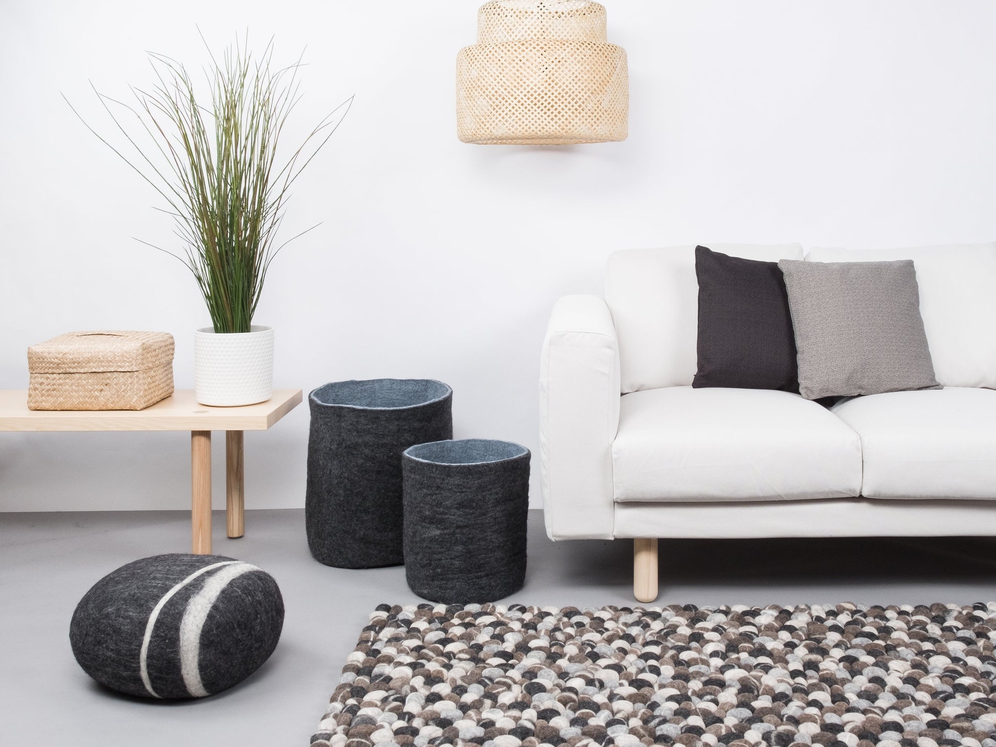 myfelt Hardy Filzkugelteppich Grau, Beige aus Schurwolle – Bild 2