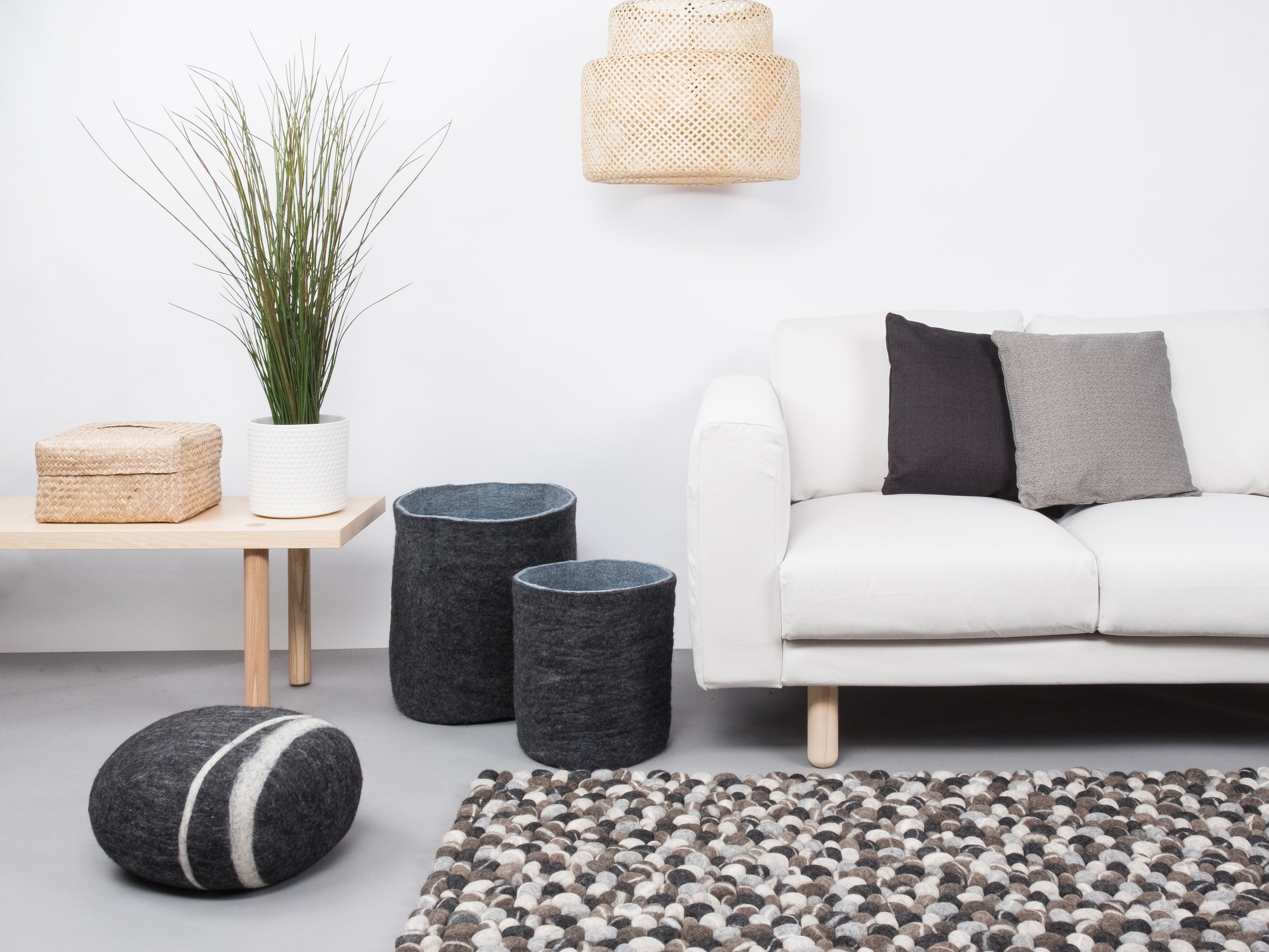 myfelt Hardy Filzkugelteppich Grau, Beige aus Schurwolle – Bild 2