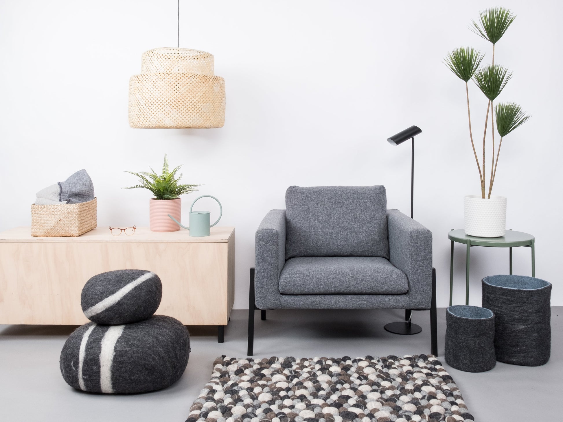 myfelt Hardy Filzkugelteppich Grau, Beige aus Schurwolle – Bild 3