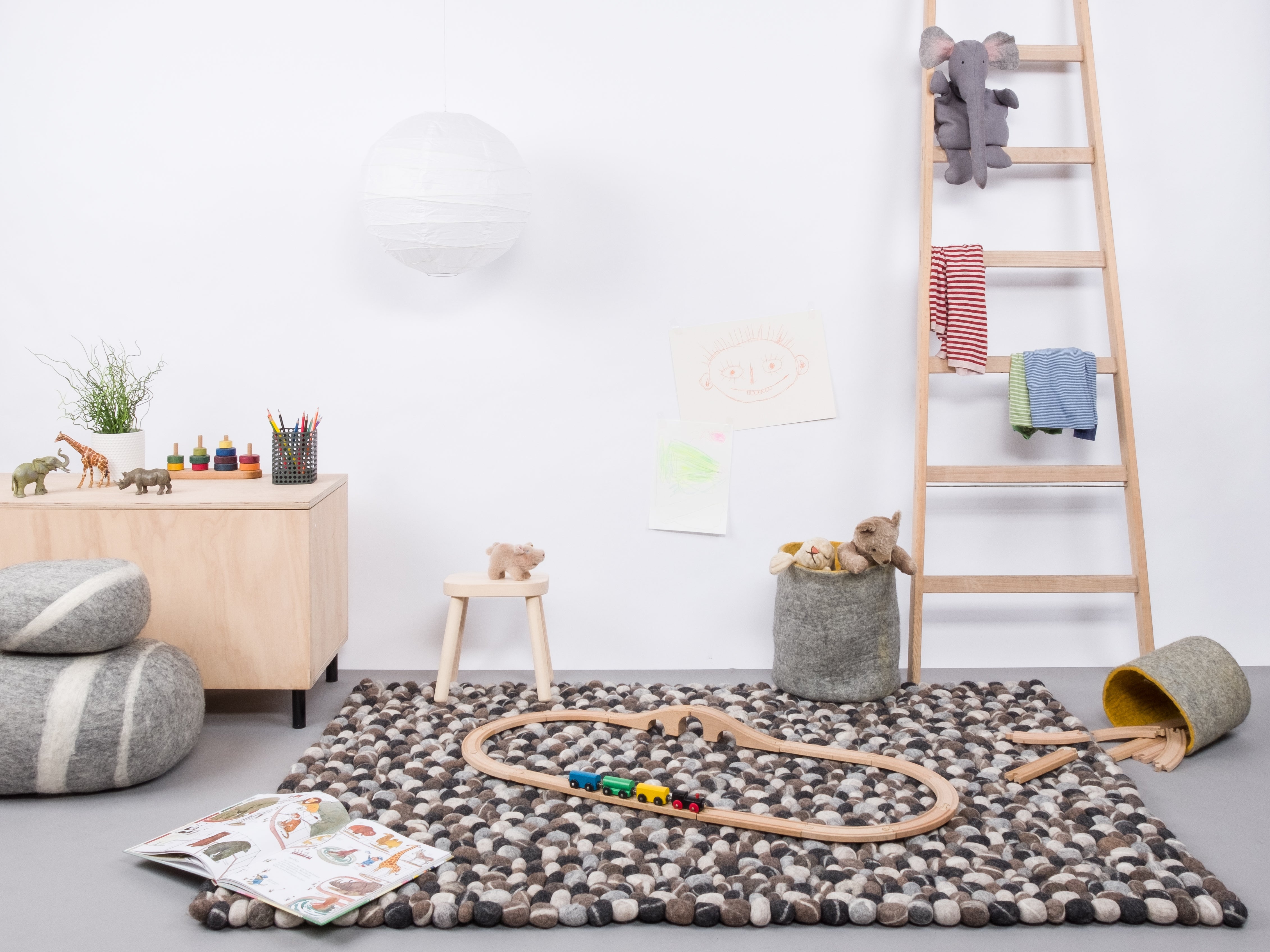 myfelt Hardy Filzkugelteppich Grau, Beige aus Schurwolle – Bild 5