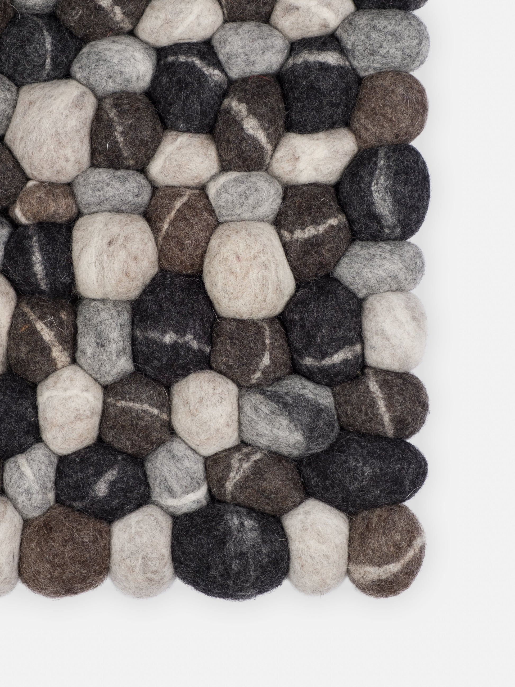 myfelt Hardy Filzkugelteppich Grau, Beige aus Schurwolle – Bild 9