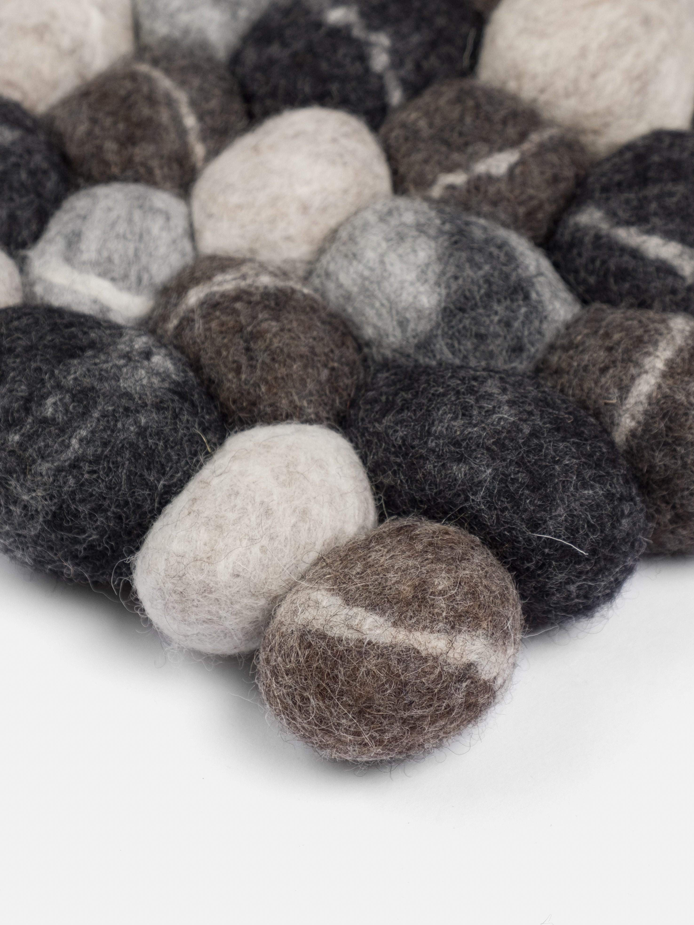 myfelt Hardy Filzkugelteppich Grau, Beige aus Schurwolle – Bild 8