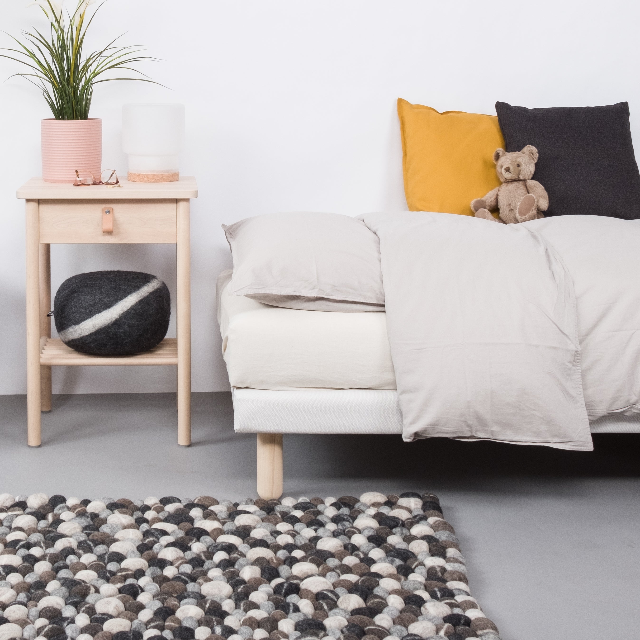 myfelt Hardy Filzkugelteppich Grau, Beige aus Schurwolle – Bild 7