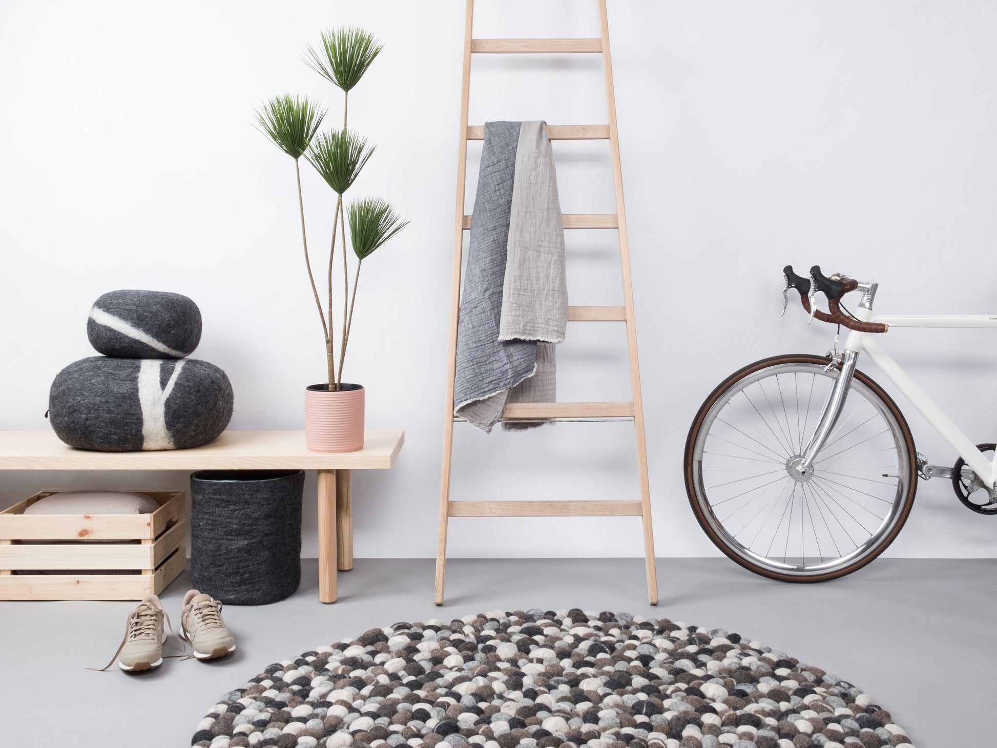myfelt Hardy Filzkugelteppich Beige aus Schurwolle – Bild 3