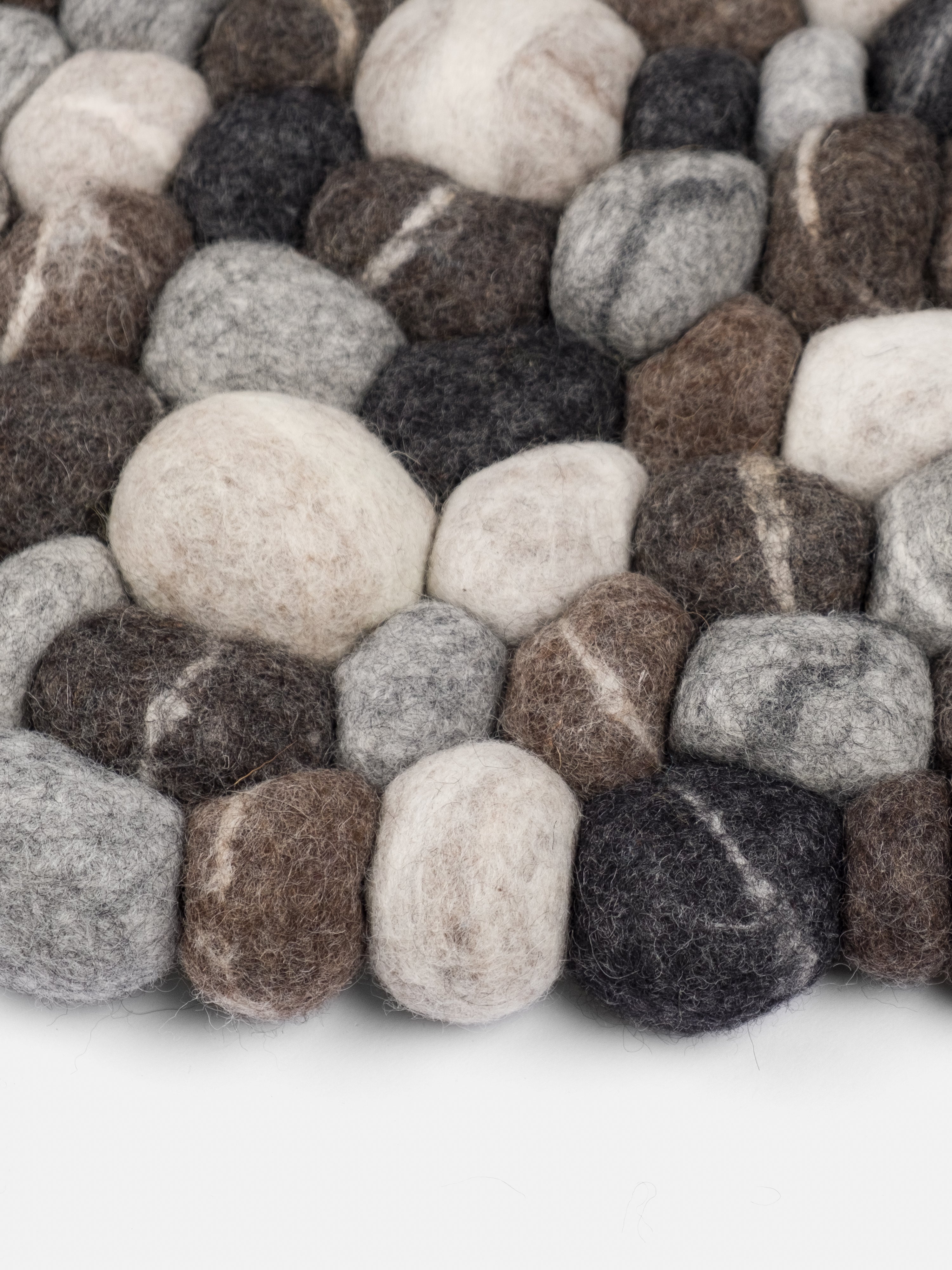 myfelt Hardy Filzkugelteppich Beige aus Schurwolle – Bild 8