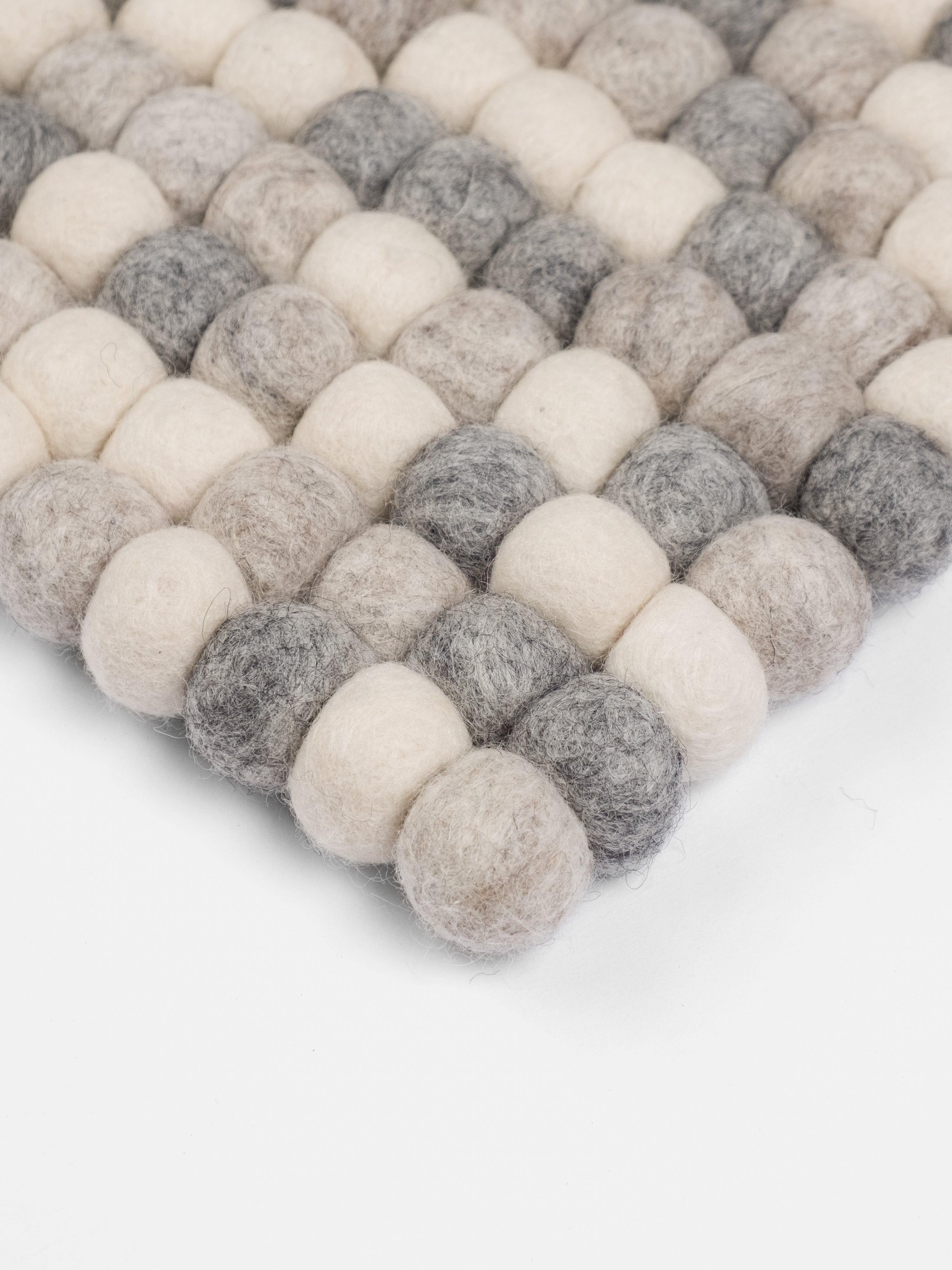 myfelt Hella Filzkugelteppich aus Schurwolle – Bild 8