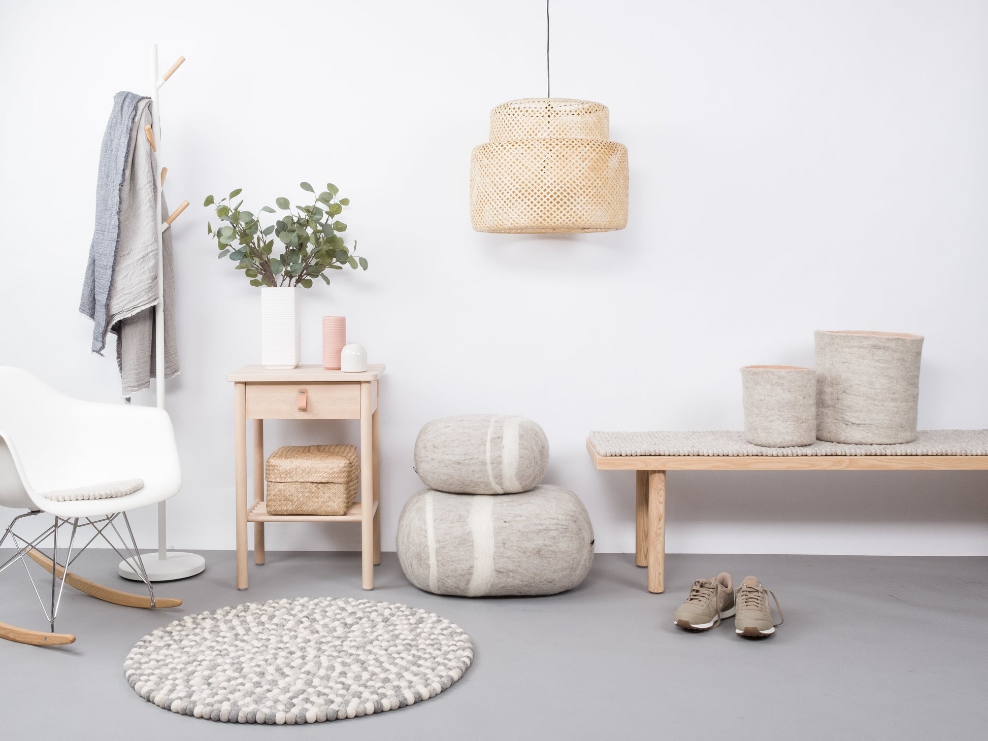 myfelt Hella Filzkugelteppich Grau aus Schurwolle – Bild 2