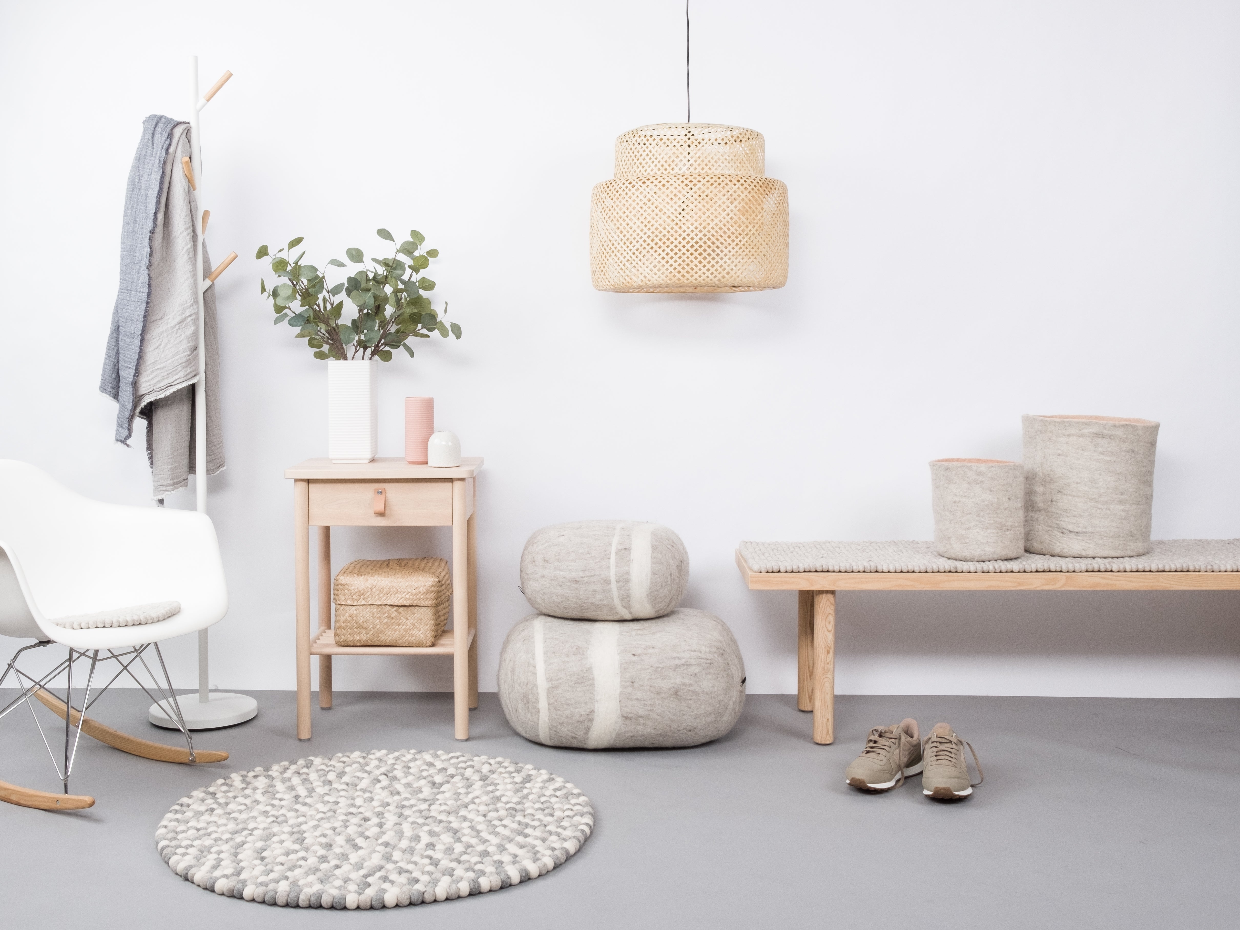 myfelt Hella Filzkugelteppich Grau aus Schurwolle – Bild 2