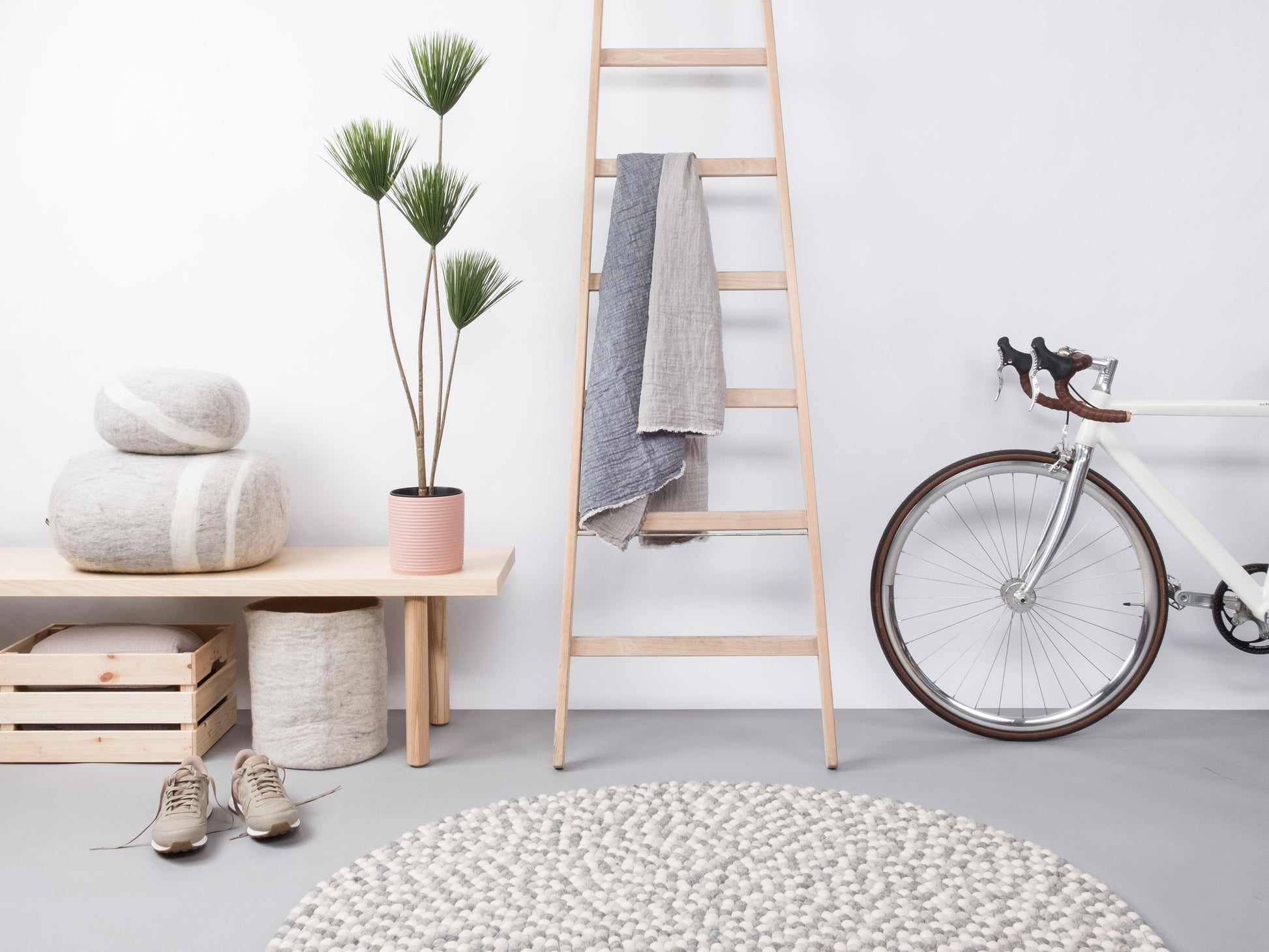 myfelt Hella Filzkugelteppich Grau aus Schurwolle – Bild 3