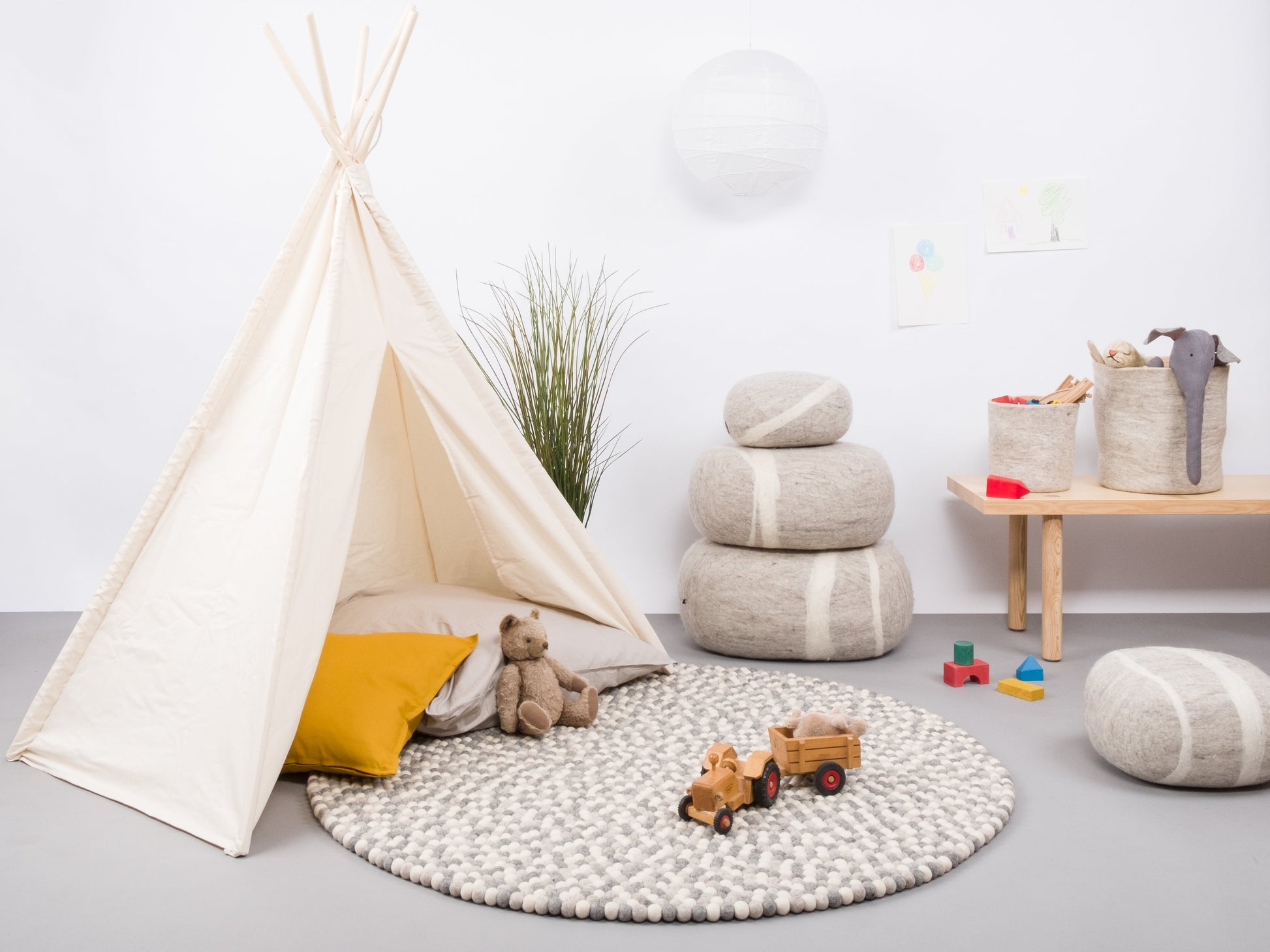 myfelt Hella Filzkugelteppich Grau aus Schurwolle – Bild 4
