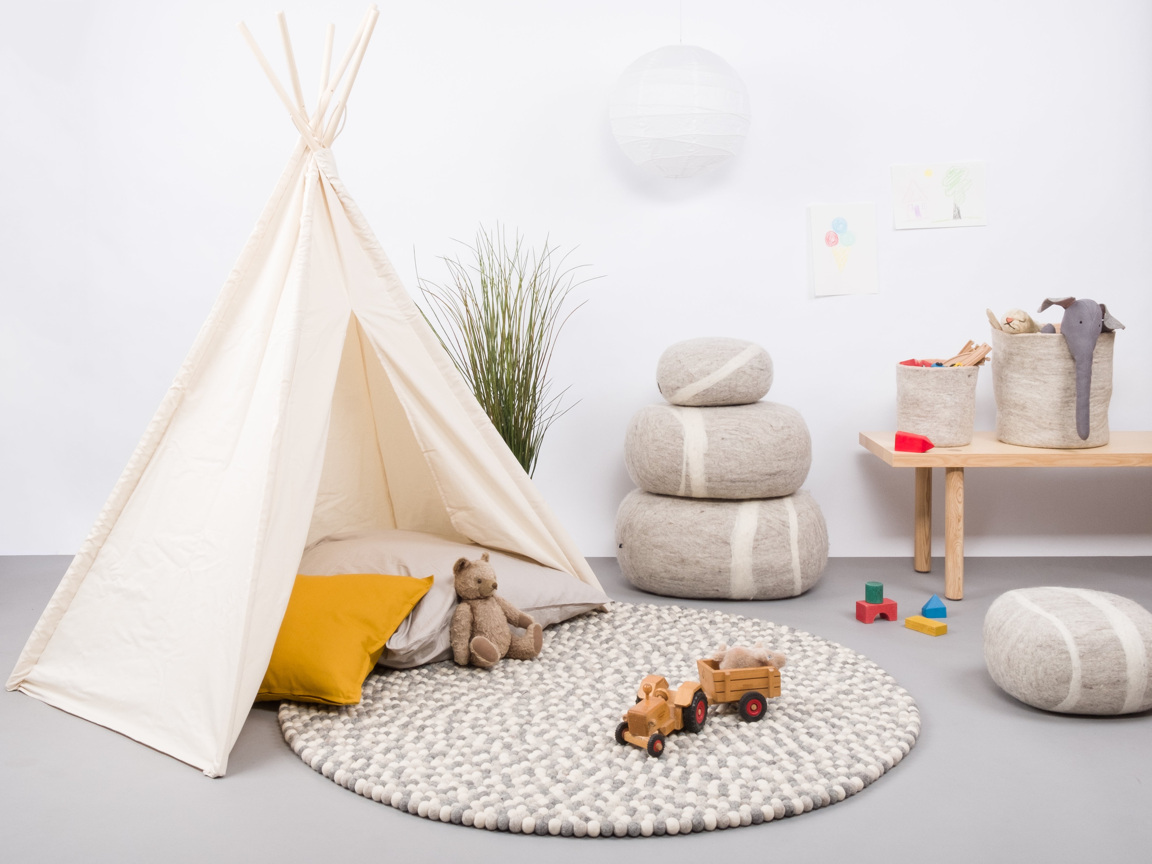 myfelt Hella Filzkugelteppich Grau aus Schurwolle – Bild 4