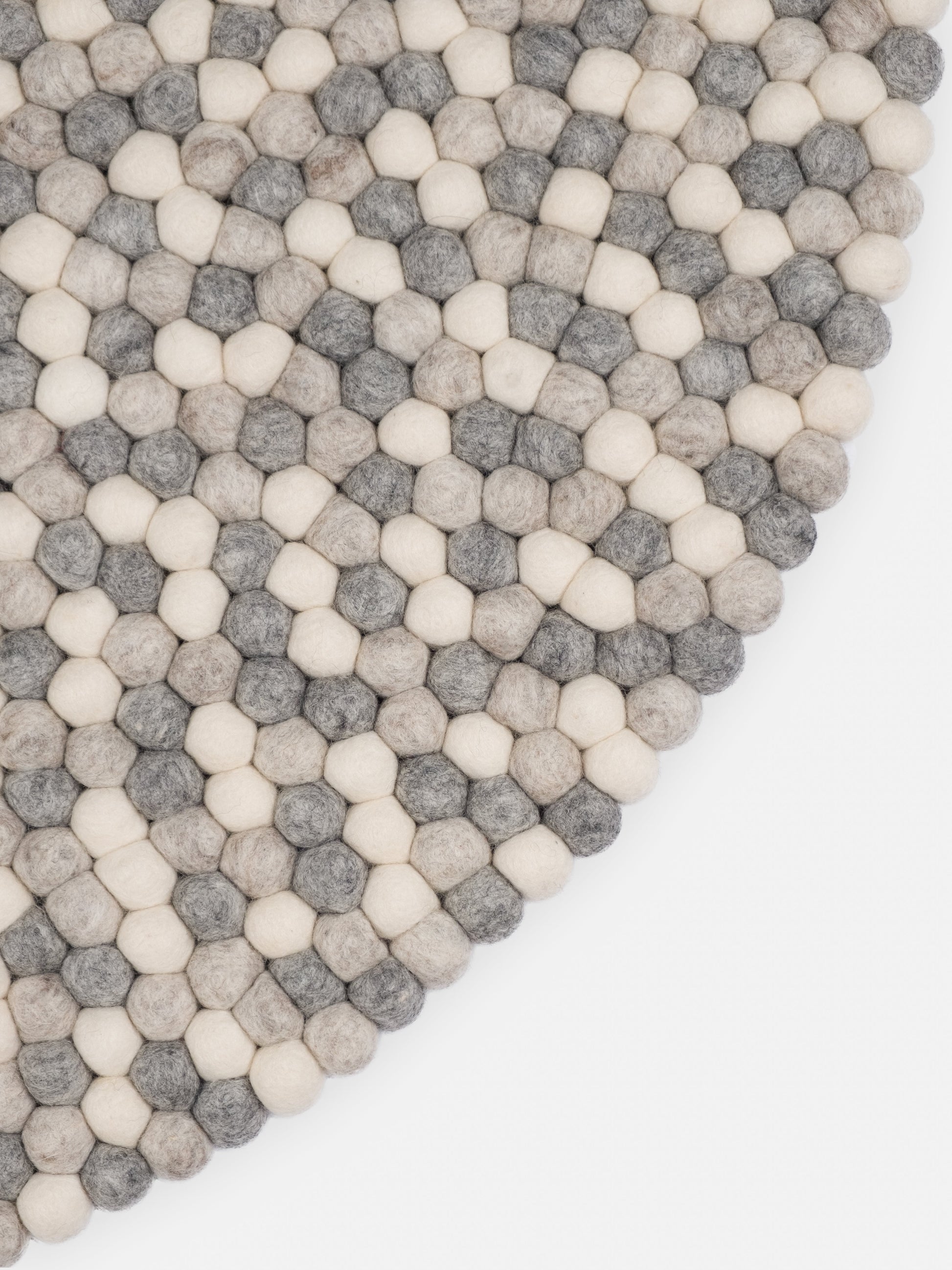 myfelt Hella Filzkugelteppich Grau aus Schurwolle – Bild 8