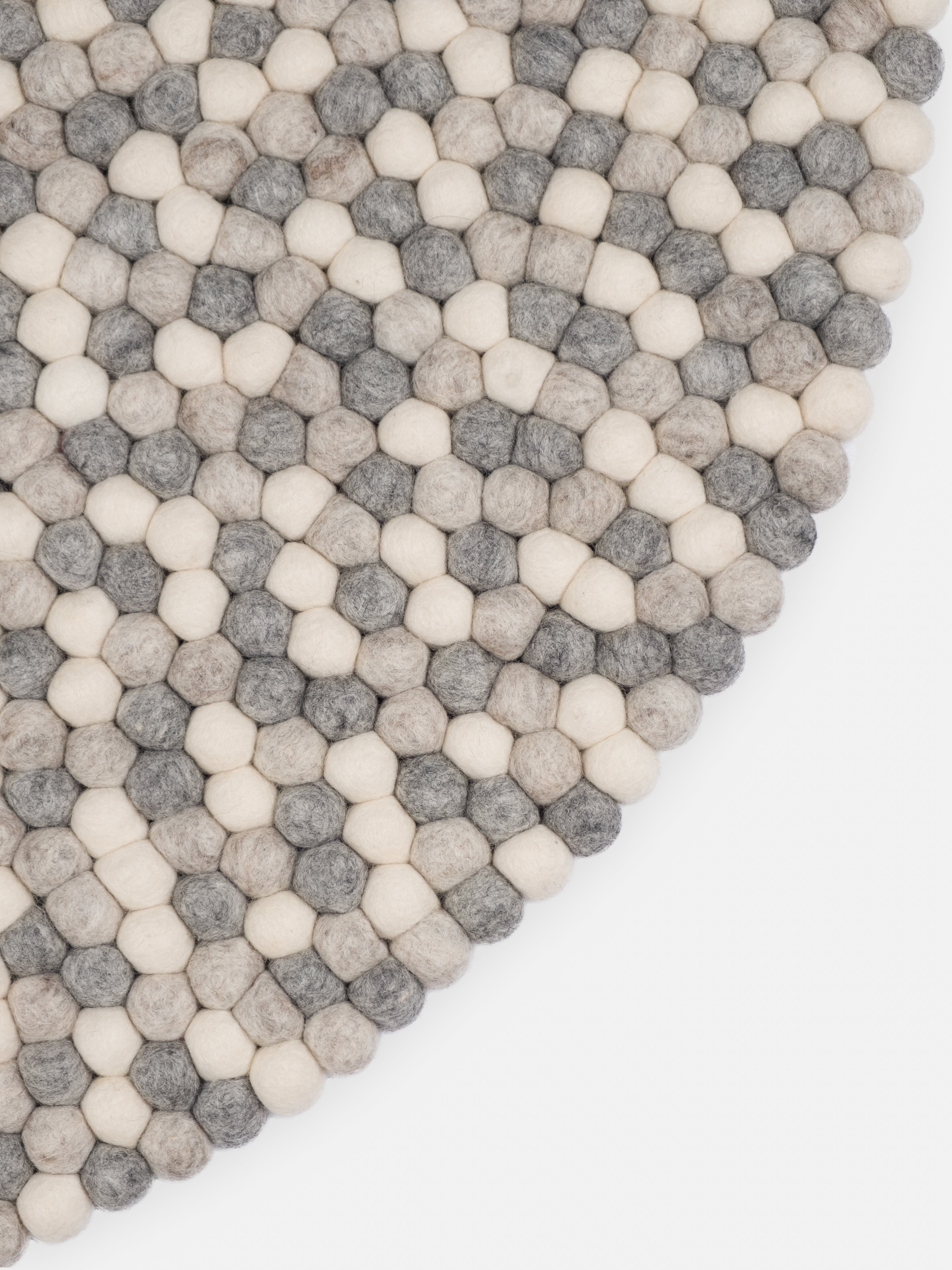 myfelt Hella Filzkugelteppich Grau aus Schurwolle – Bild 8
