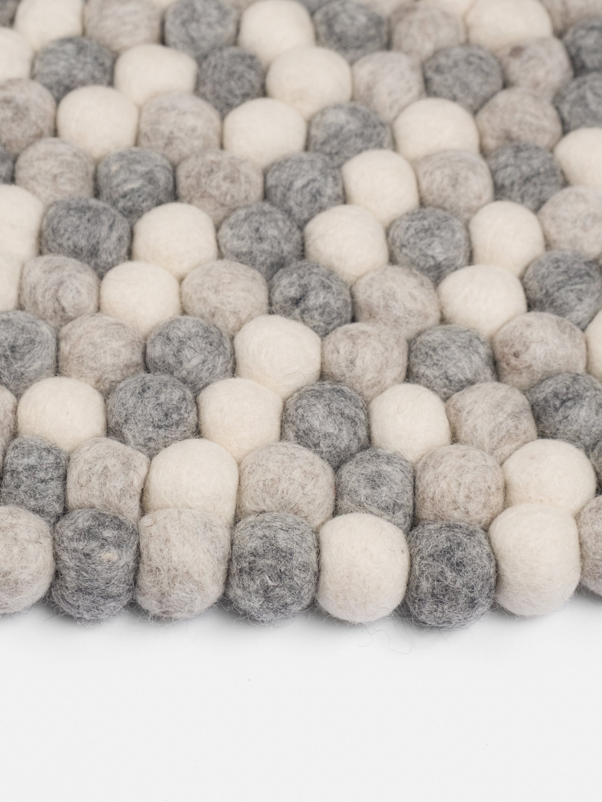 myfelt Hella Filzkugelteppich Grau aus Schurwolle – Bild 7