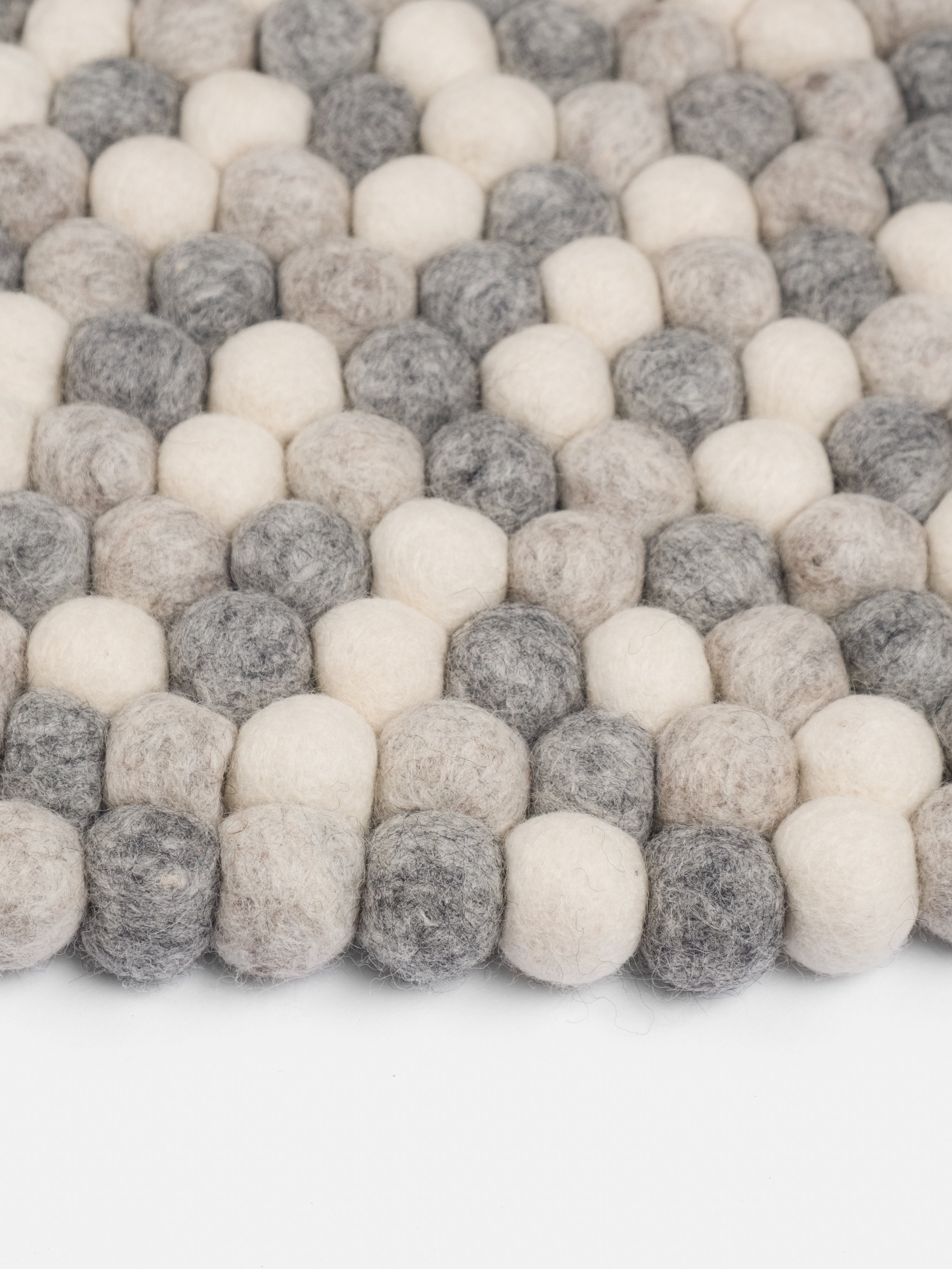 myfelt Hella Filzkugelteppich Grau aus Schurwolle – Bild 7