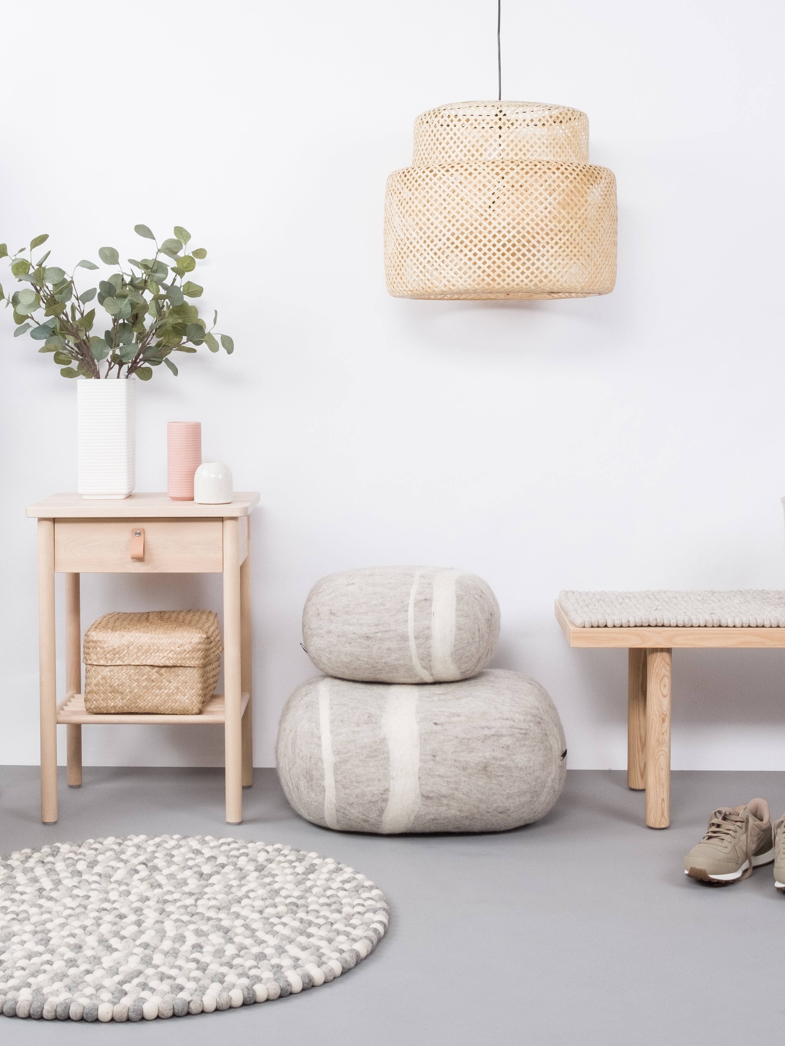 myfelt Hella Filzkugelteppich Grau aus Schurwolle – Bild 5