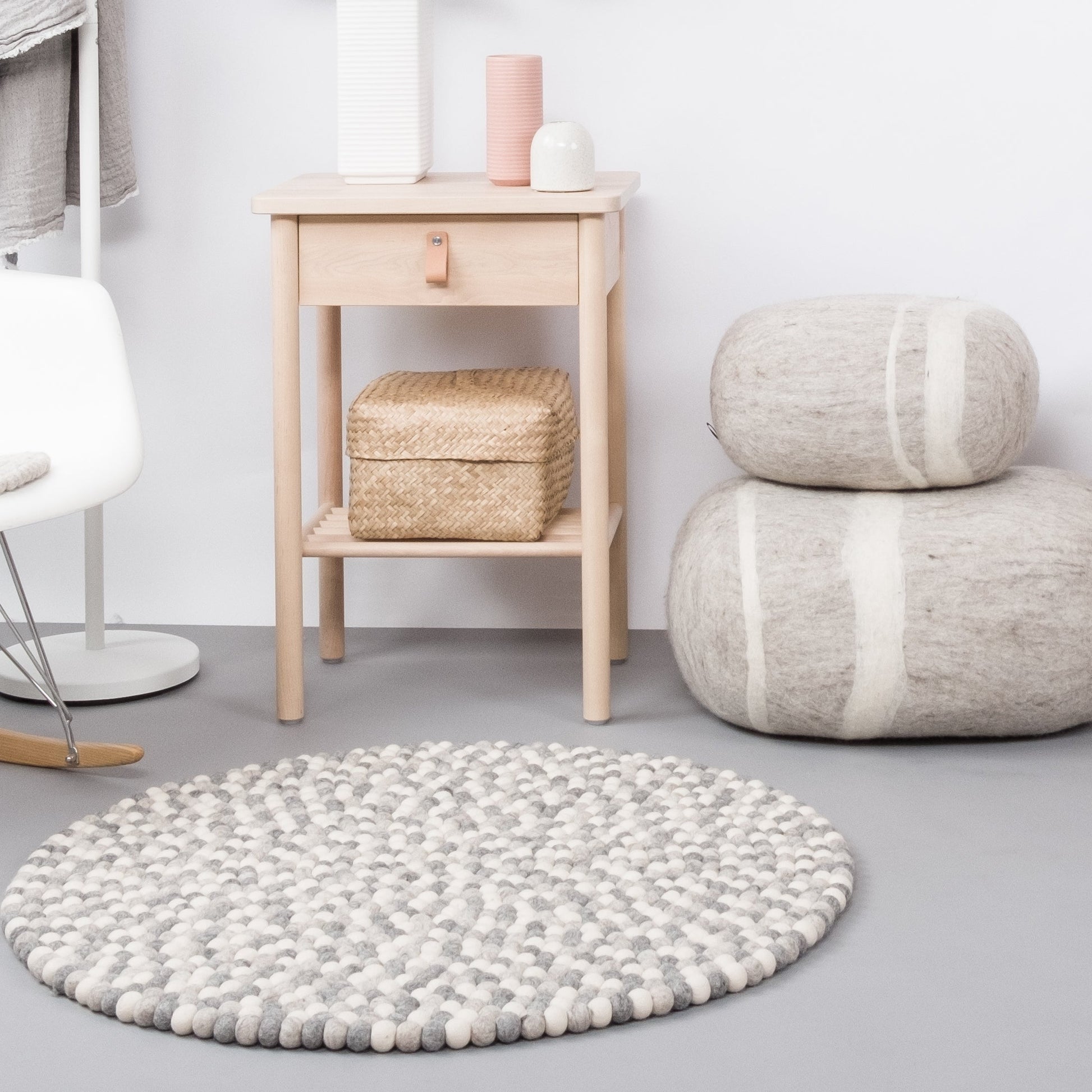 myfelt Hella Filzkugelteppich Grau aus Schurwolle – Bild 6