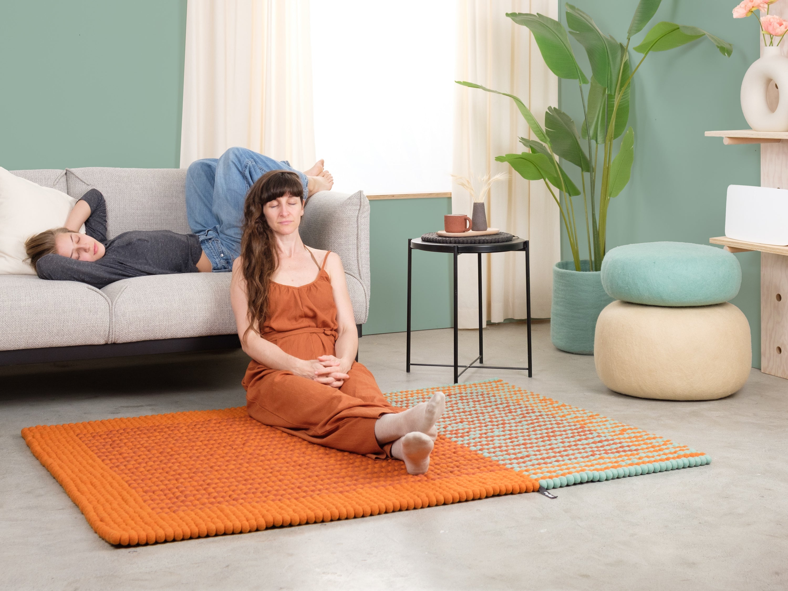 myfelt Sahara Filzkugelteppich Beige, Braun aus Schurwolle – Bild 2
