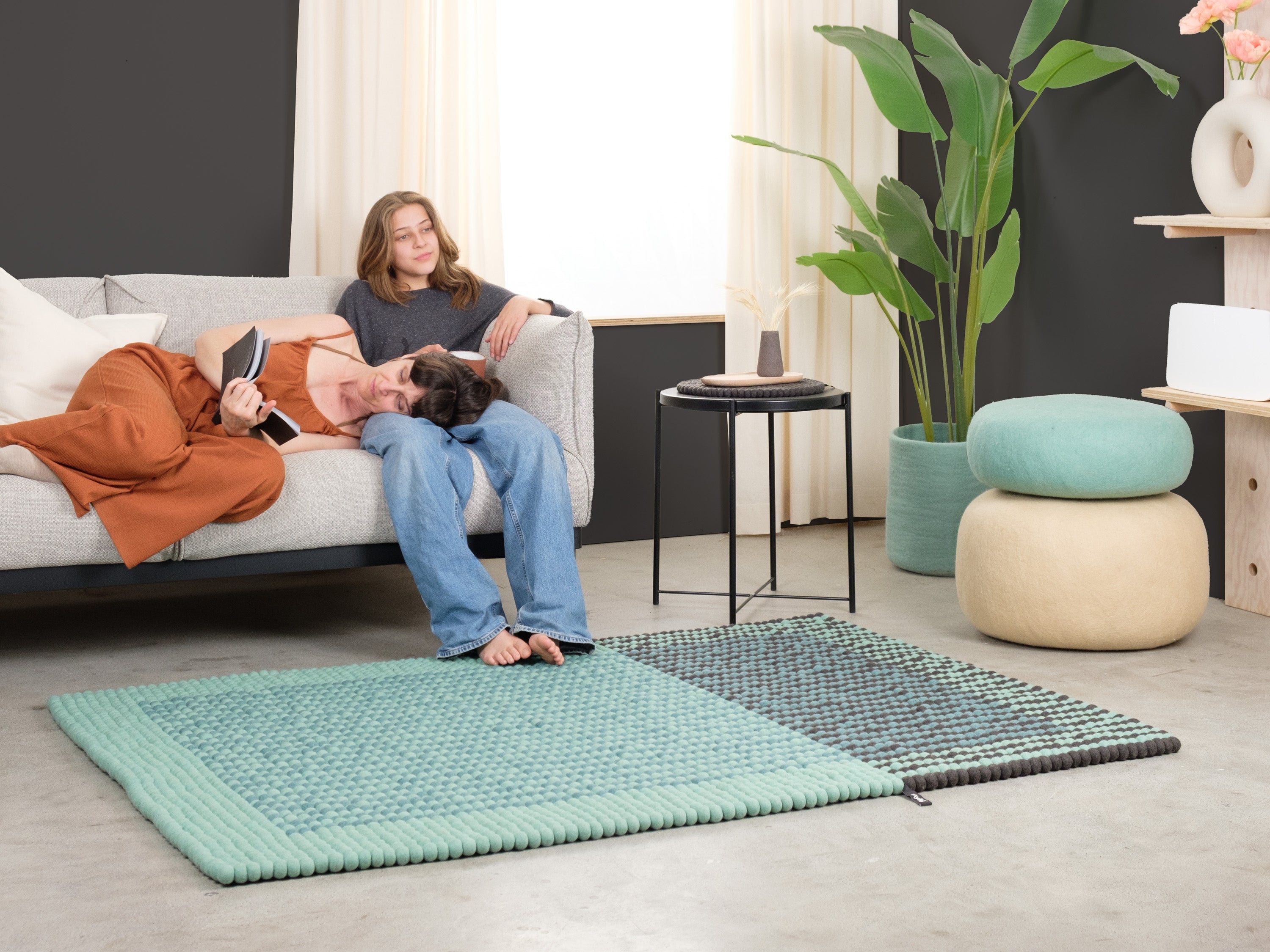 myfelt Yukon Filzkugelteppich Grau, Blau, Grün aus Schurwolle – Bild 2