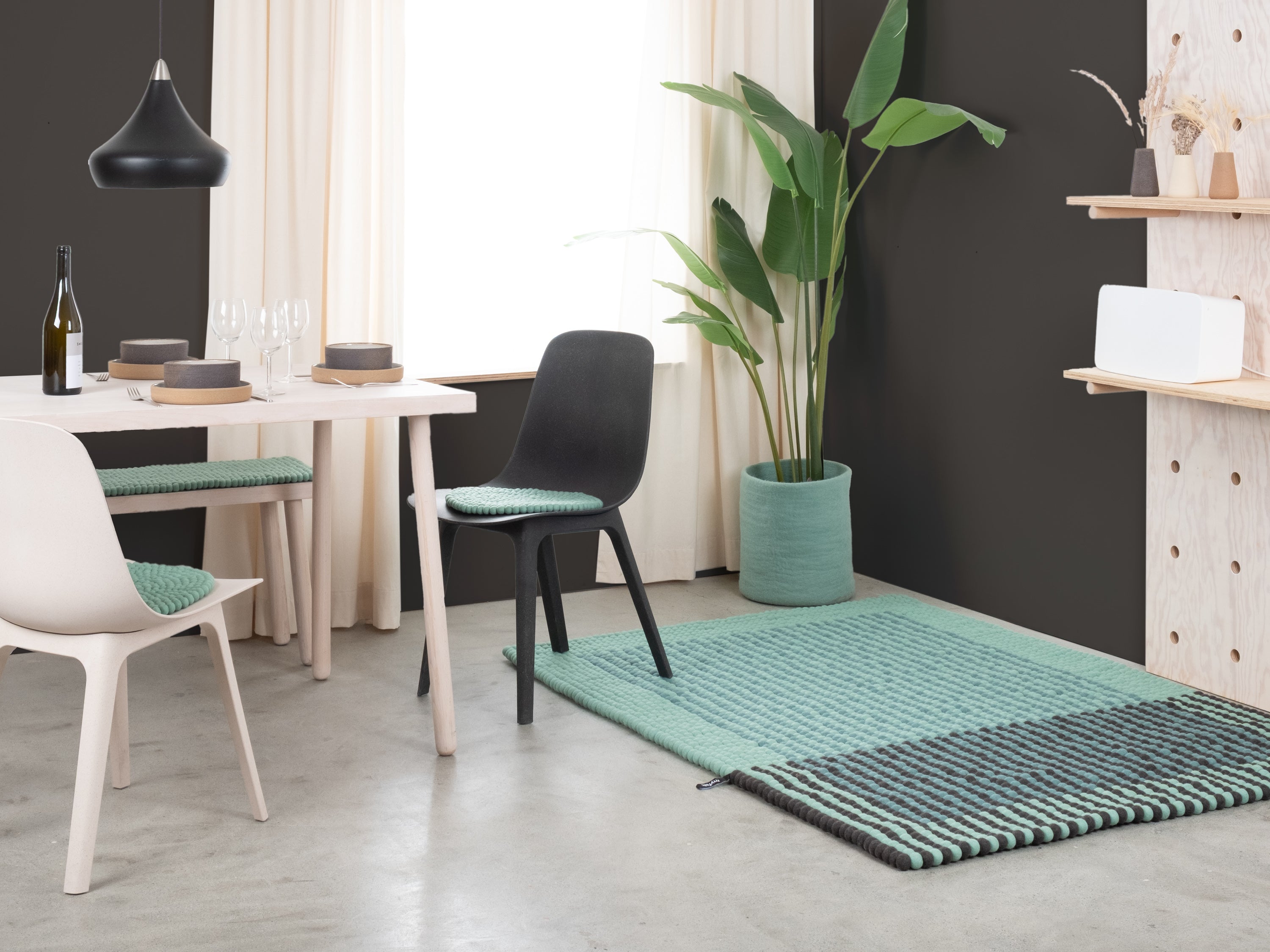 myfelt Yukon Filzkugelteppich Grau, Blau, Grün aus Schurwolle – Bild 6
