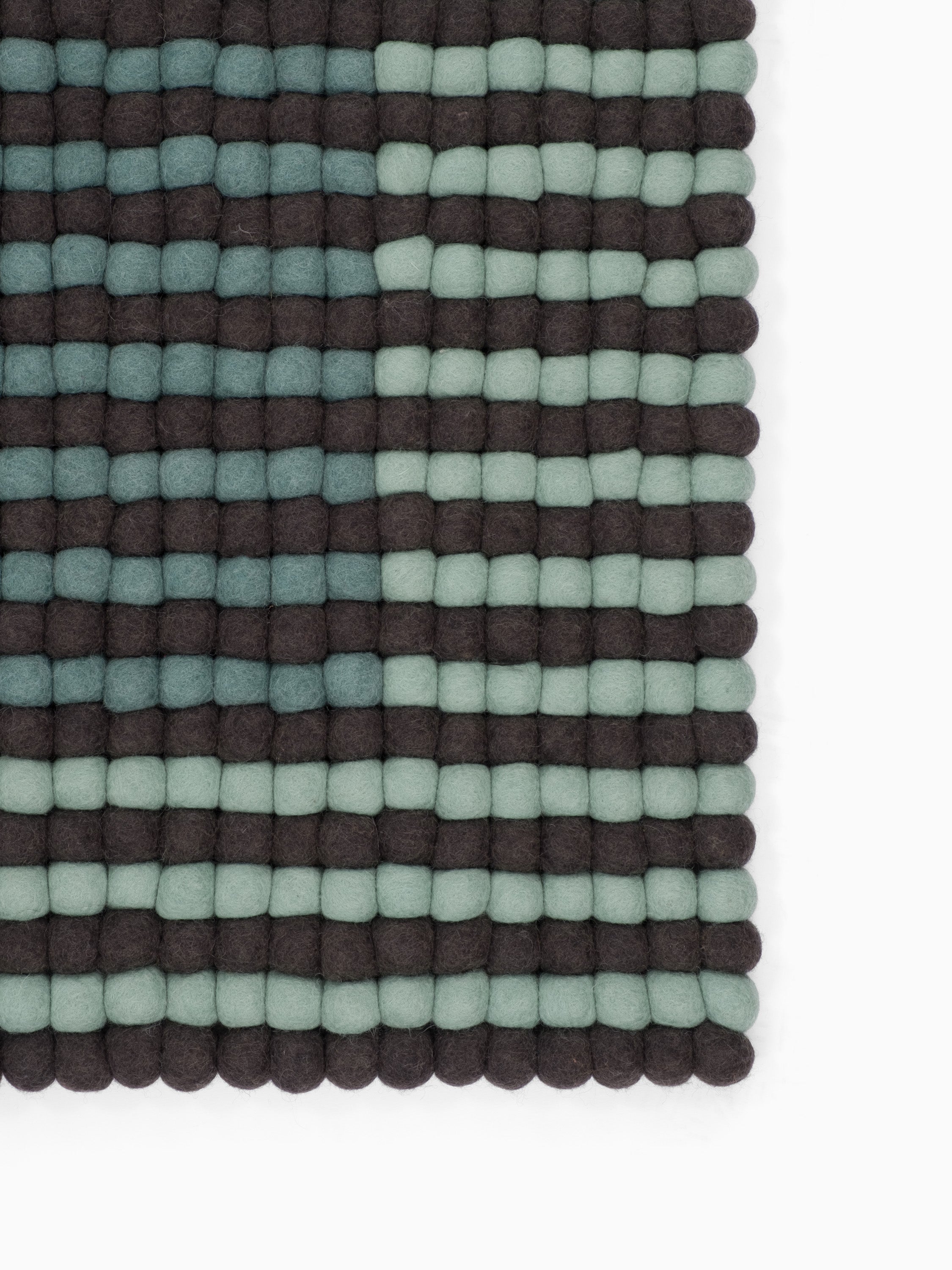myfelt Yukon Filzkugelteppich Grau, Blau, Grün aus Schurwolle – Bild 8