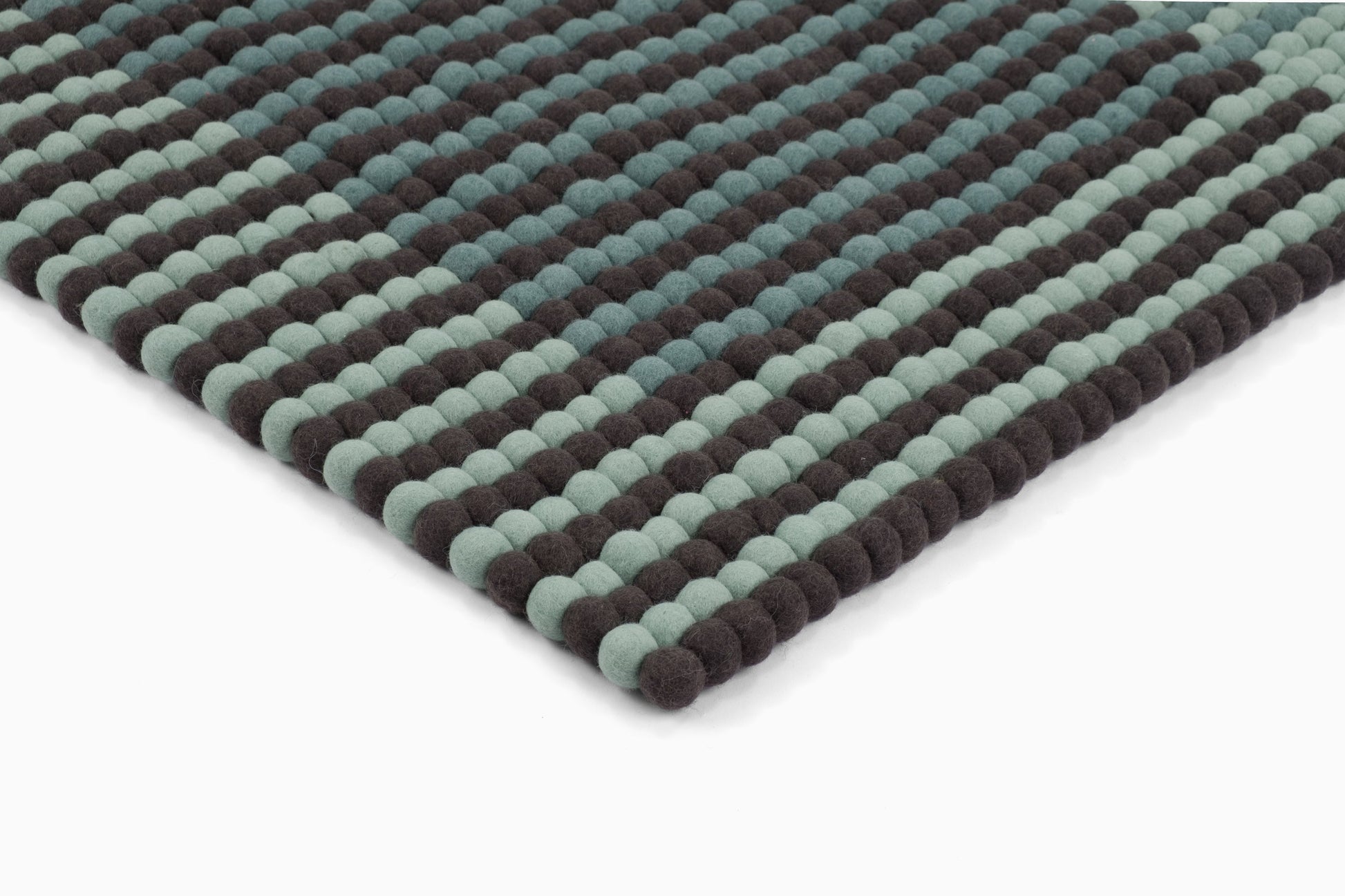 myfelt Yukon Filzkugelteppich Grau, Blau, Grün aus Schurwolle – Bild 7