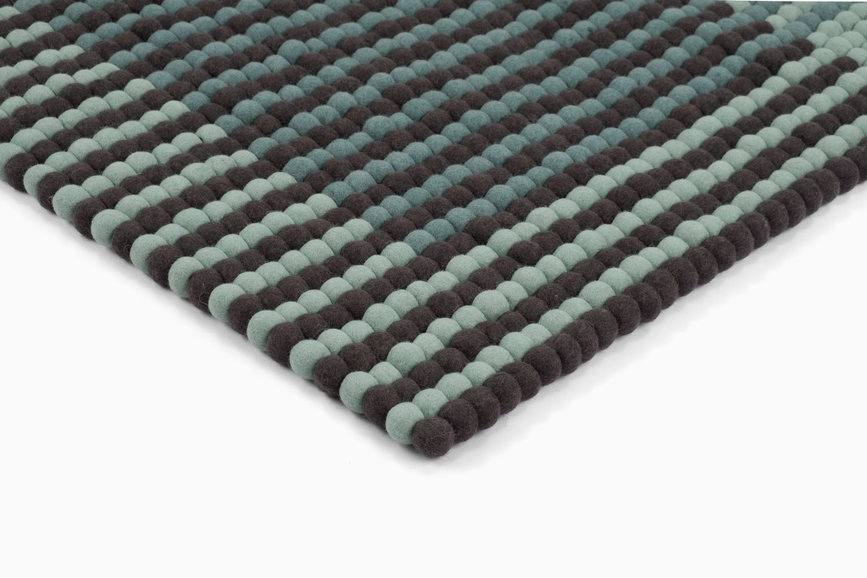 myfelt Yukon Filzkugelteppich Grau, Blau, Grün aus Schurwolle – Bild 7