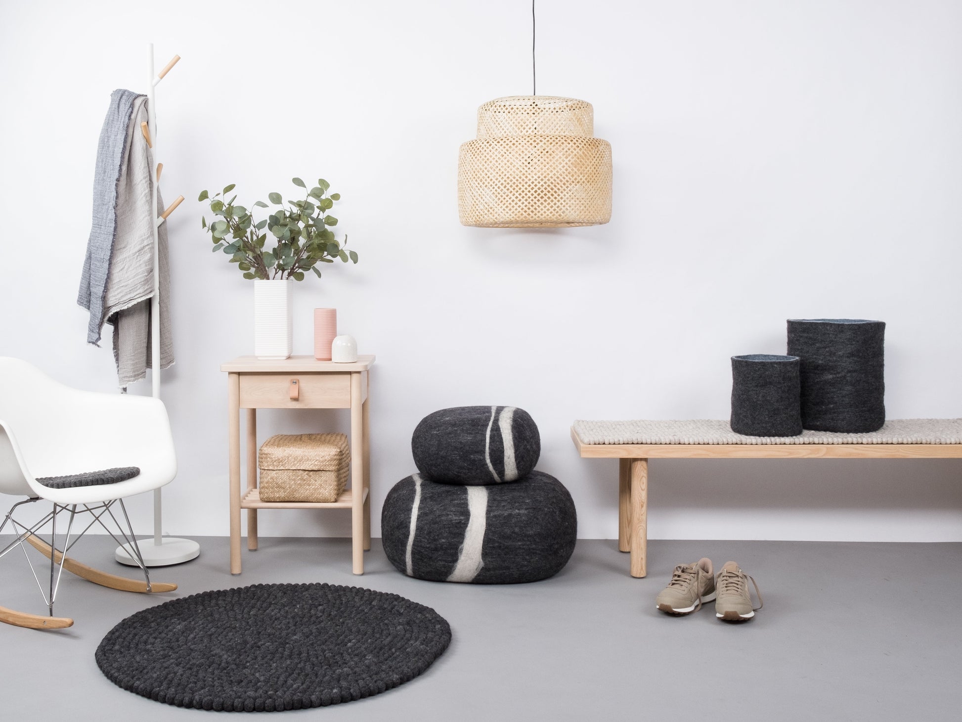 myfelt Hugo Filzkugelteppich Grau aus Schurwolle – Bild 2
