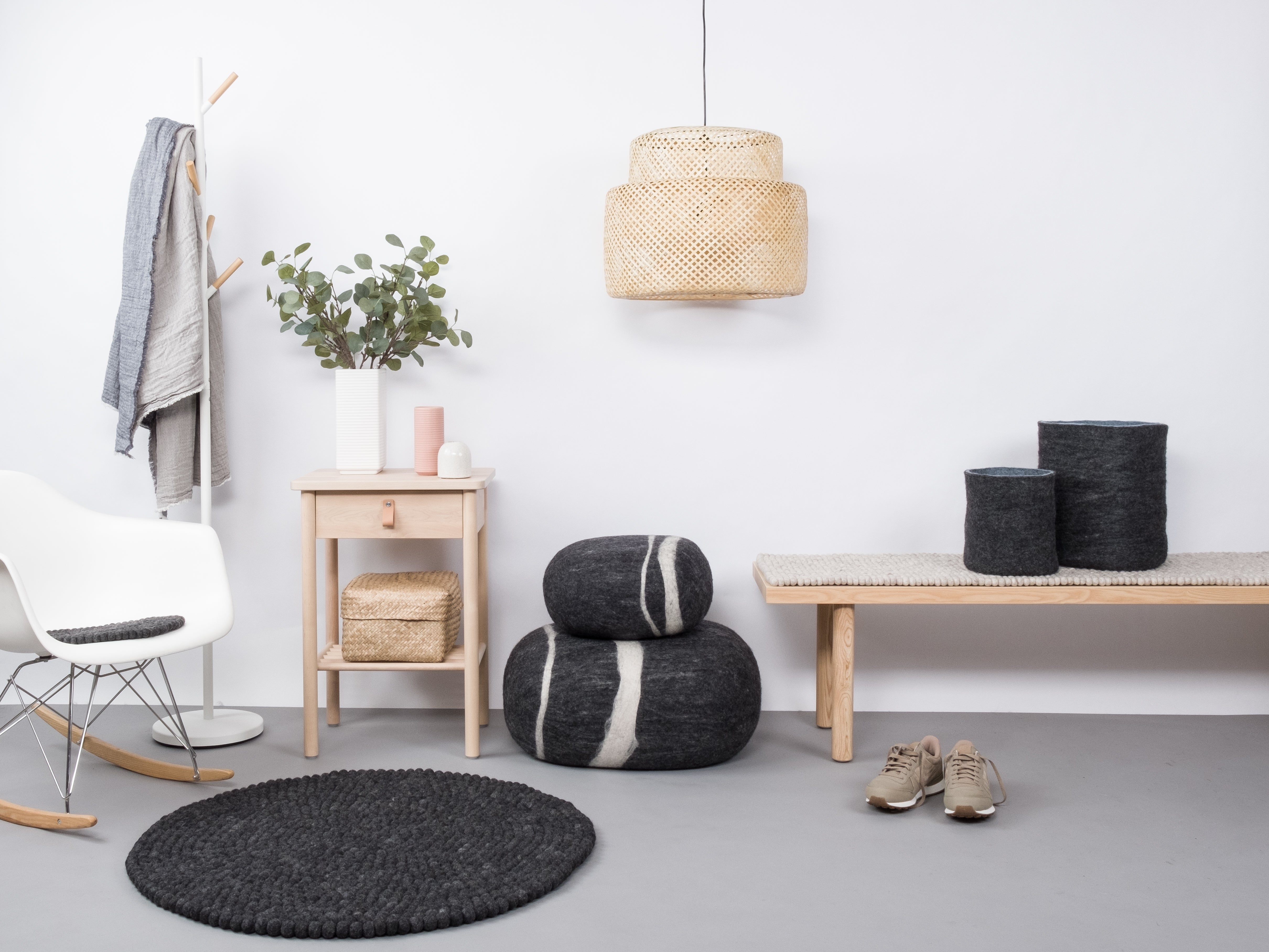 myfelt Hugo Filzkugelteppich Grau aus Schurwolle – Bild 2