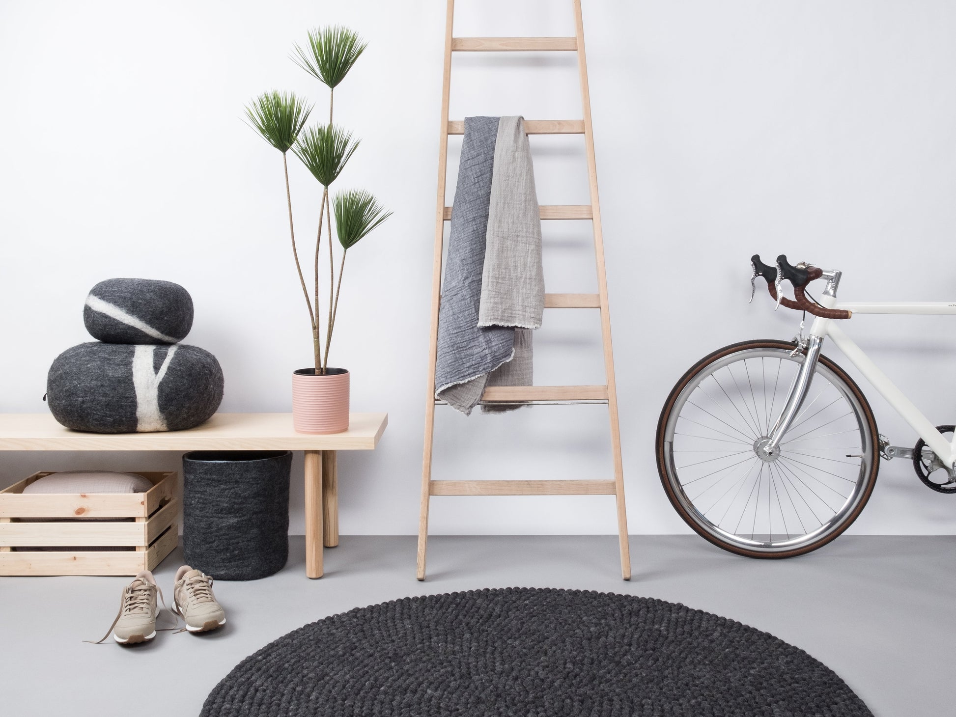 myfelt Hugo Filzkugelteppich Grau aus Schurwolle – Bild 3