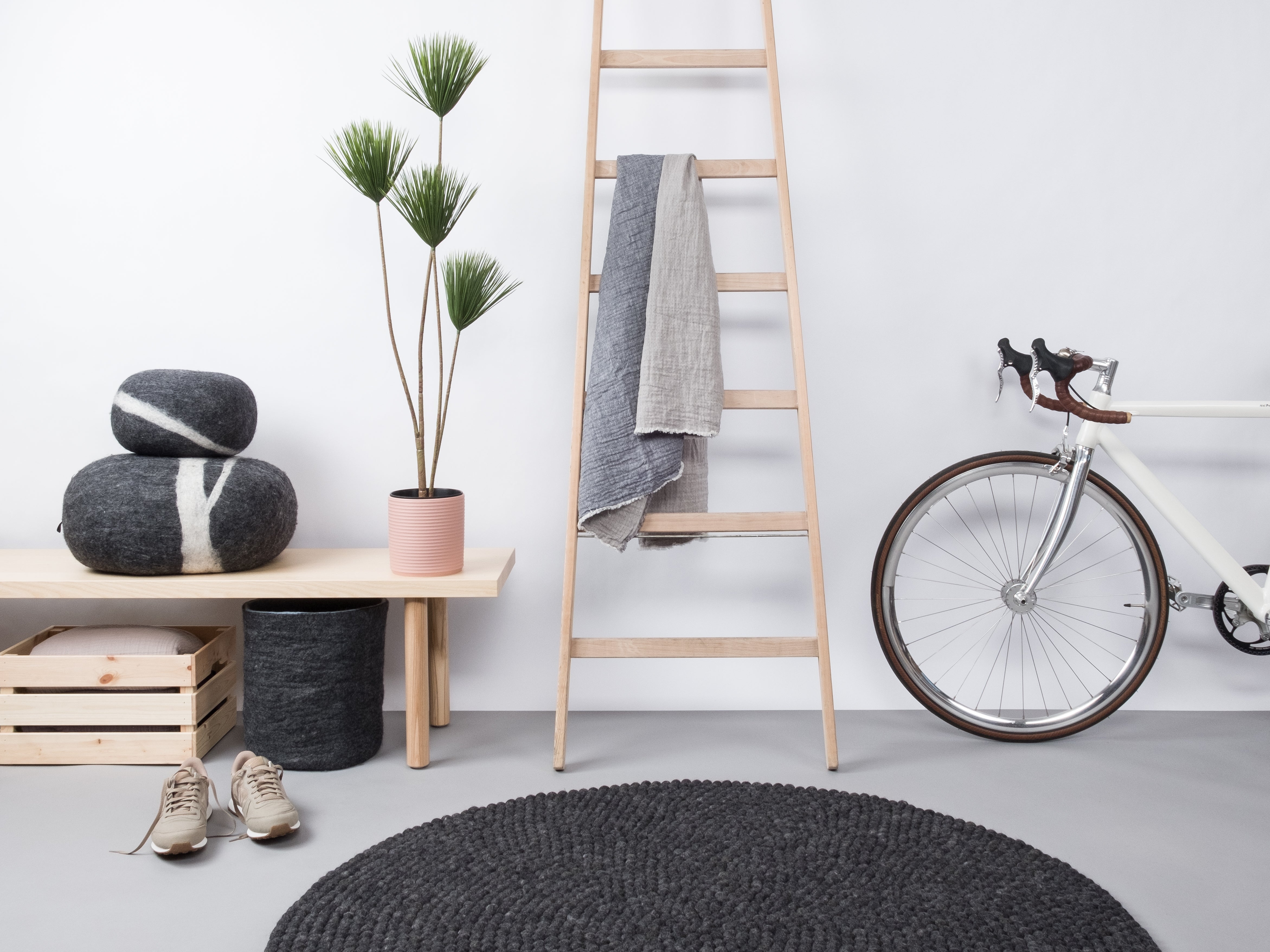 myfelt Hugo Filzkugelteppich Grau aus Schurwolle – Bild 3
