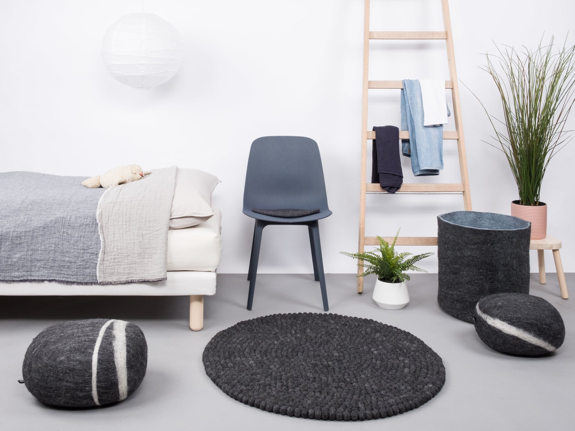 myfelt Hugo Filzkugelteppich Grau aus Schurwolle – Bild 4