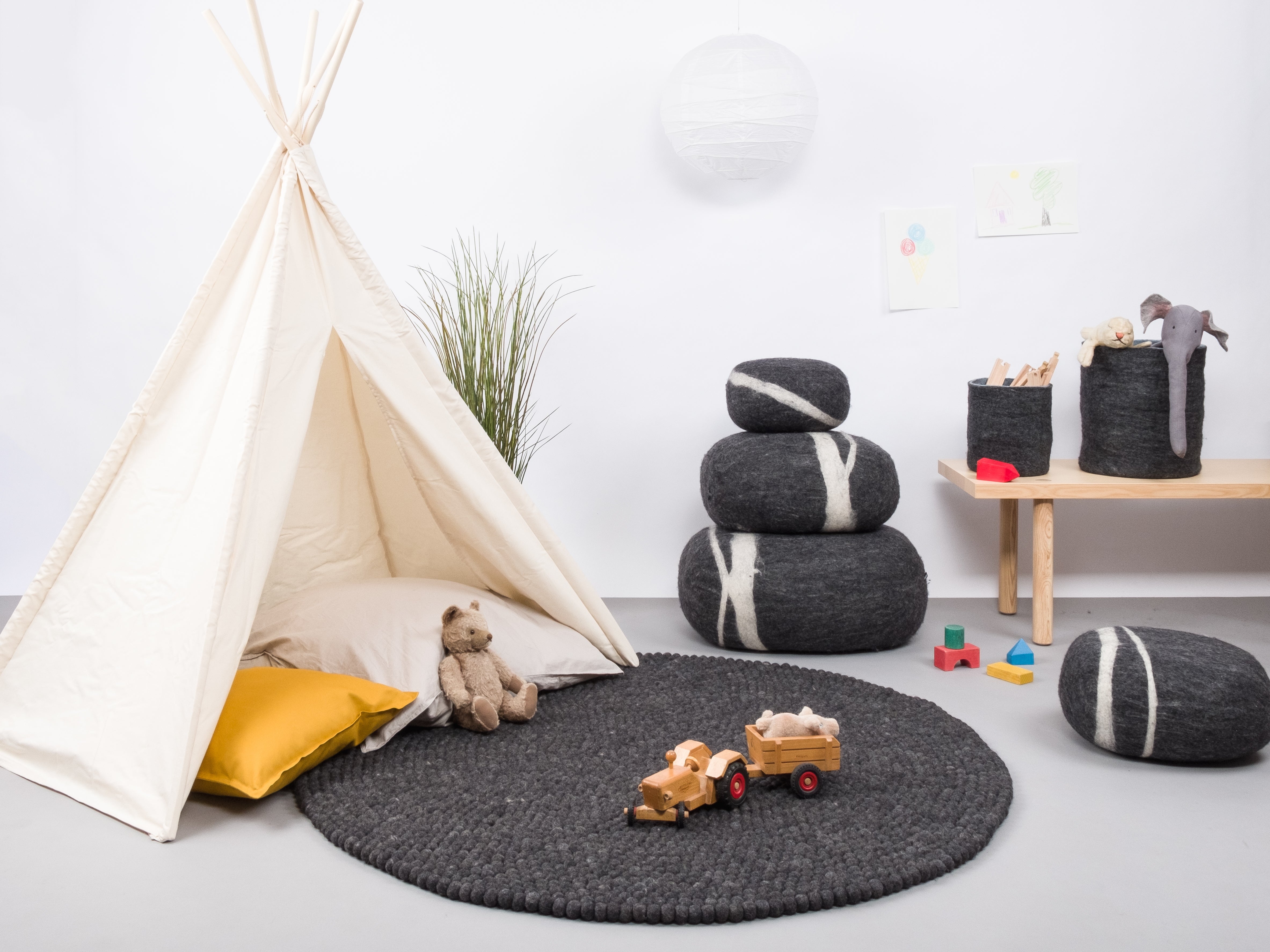 myfelt Hugo Filzkugelteppich Grau aus Schurwolle – Bild 5