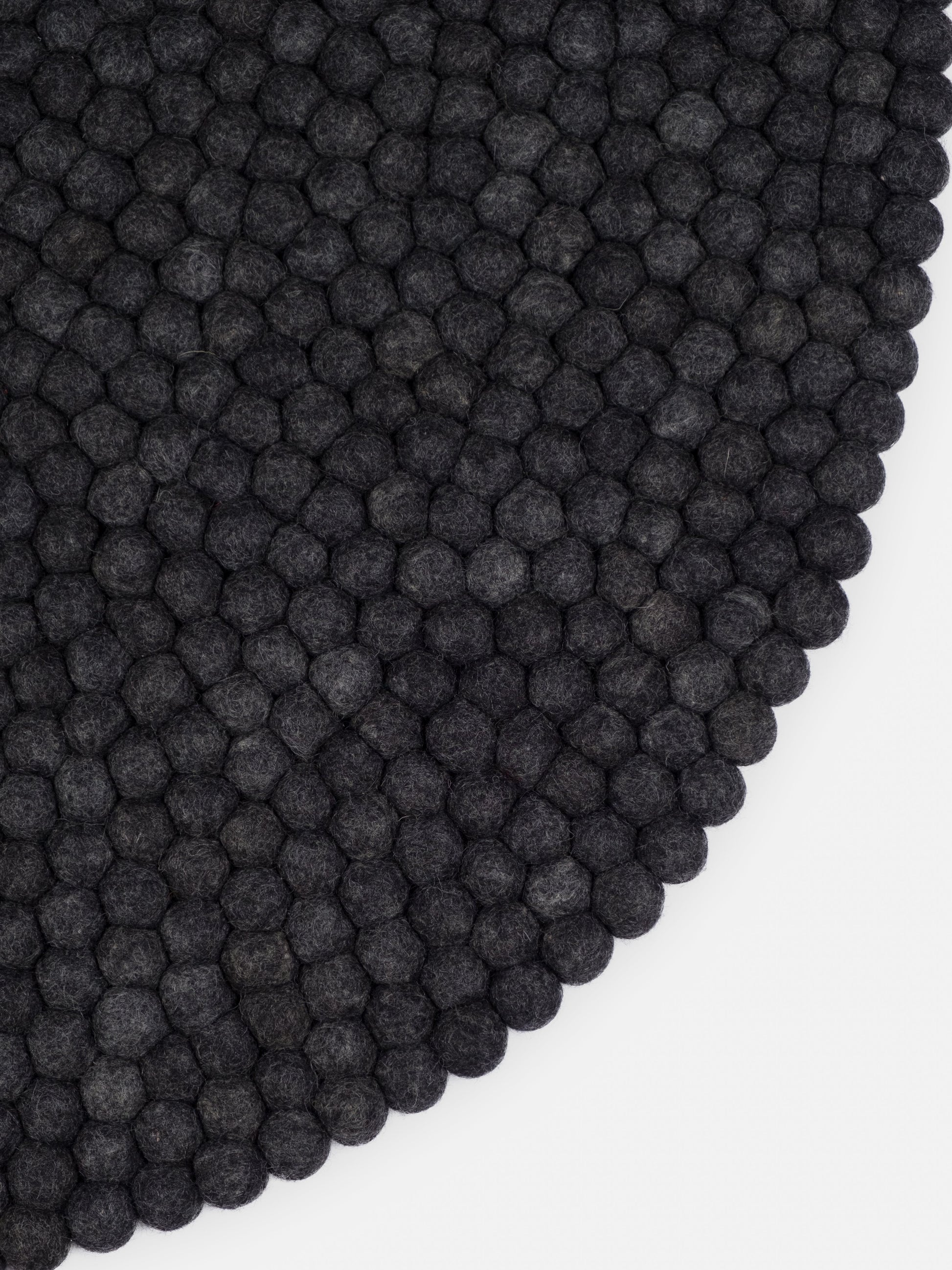 myfelt Hugo Filzkugelteppich Grau aus Schurwolle – Bild 6