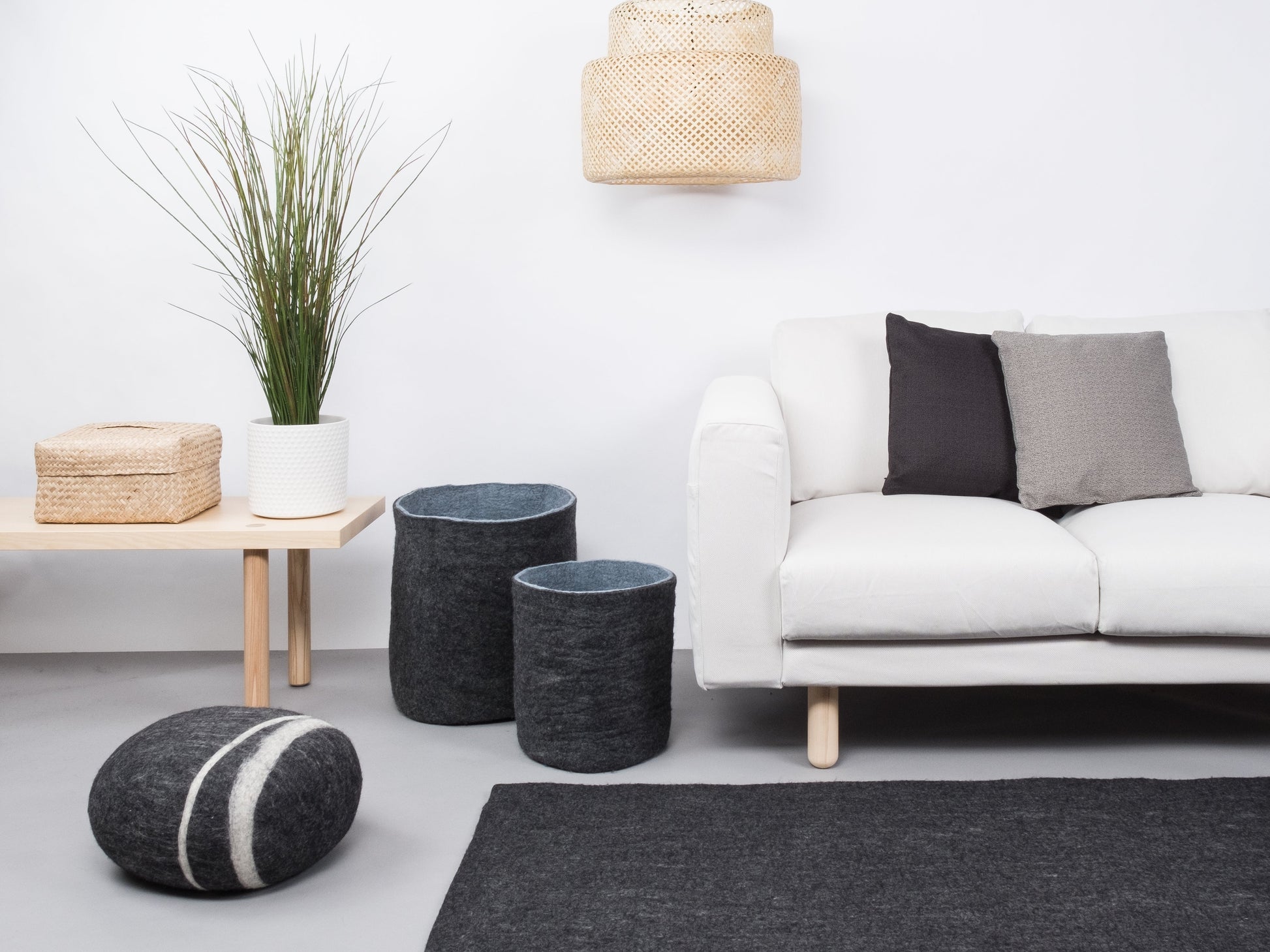 myfelt Hugo Filzkugelteppich Grau aus Schurwolle – Bild 2