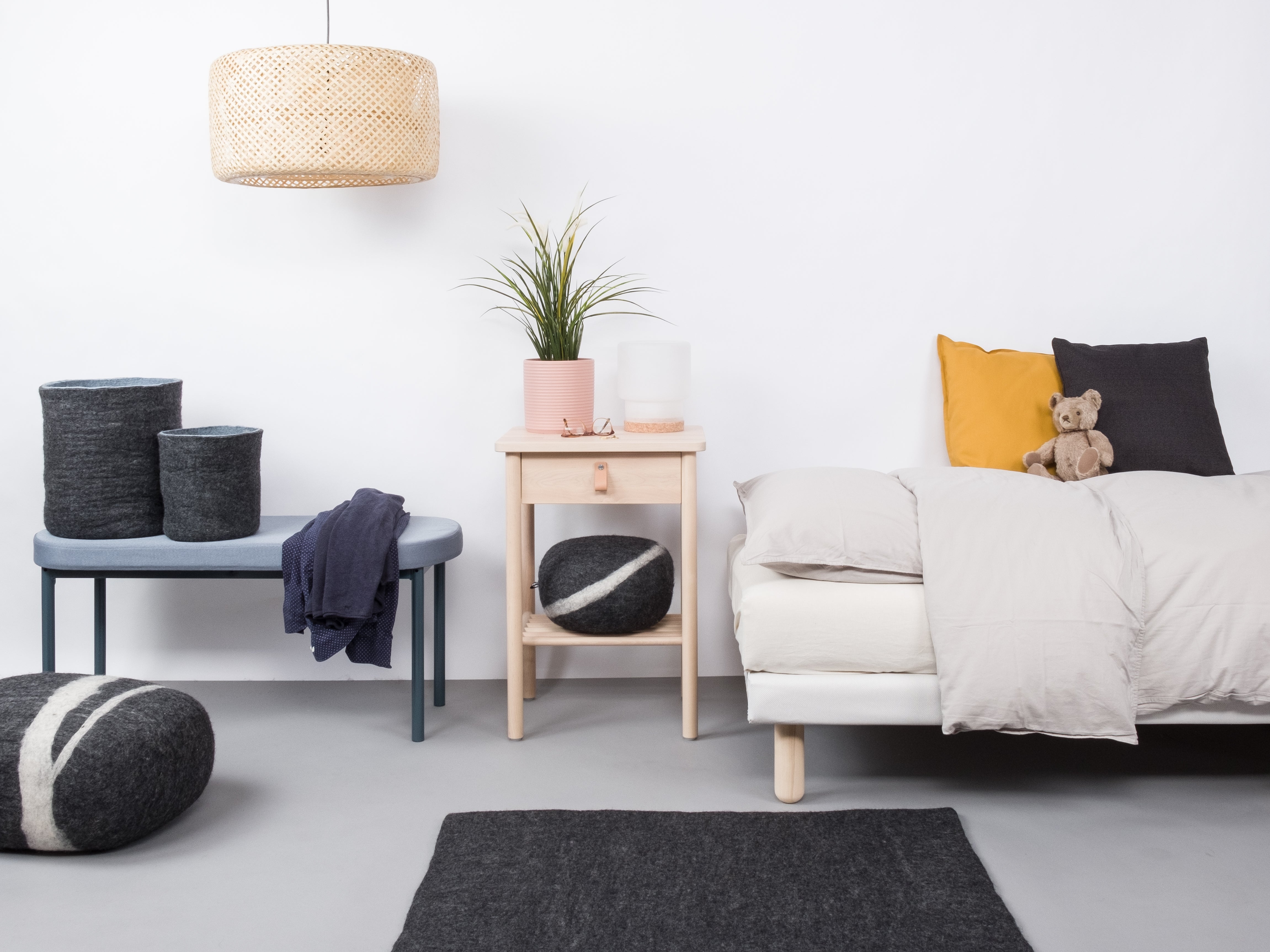 myfelt Hugo Filzkugelteppich Grau aus Schurwolle – Bild 4
